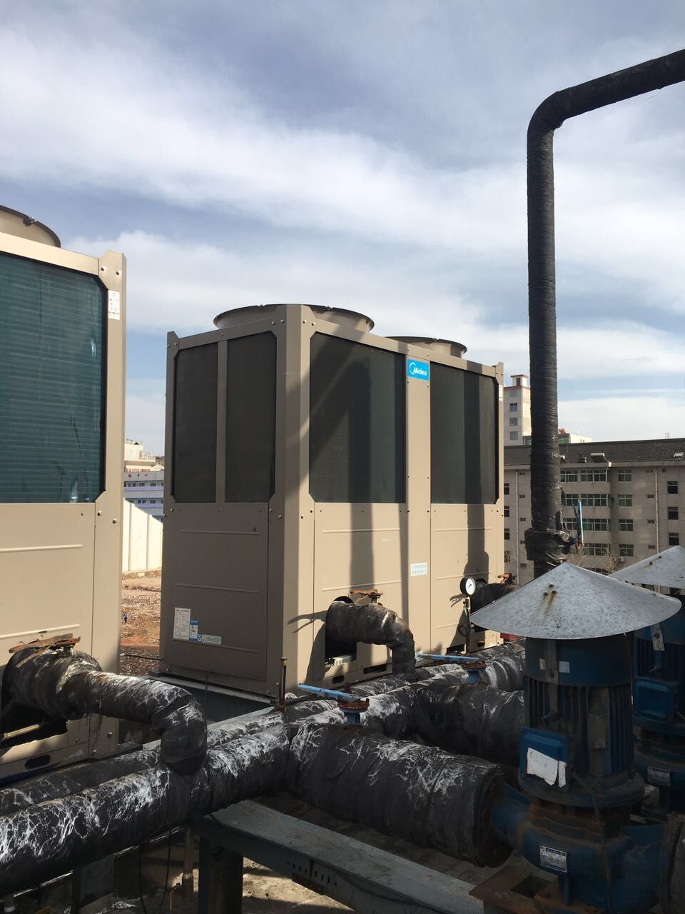 出售h款二手中央空调美的130风冷模块机组lsqwrf130m/an1-h