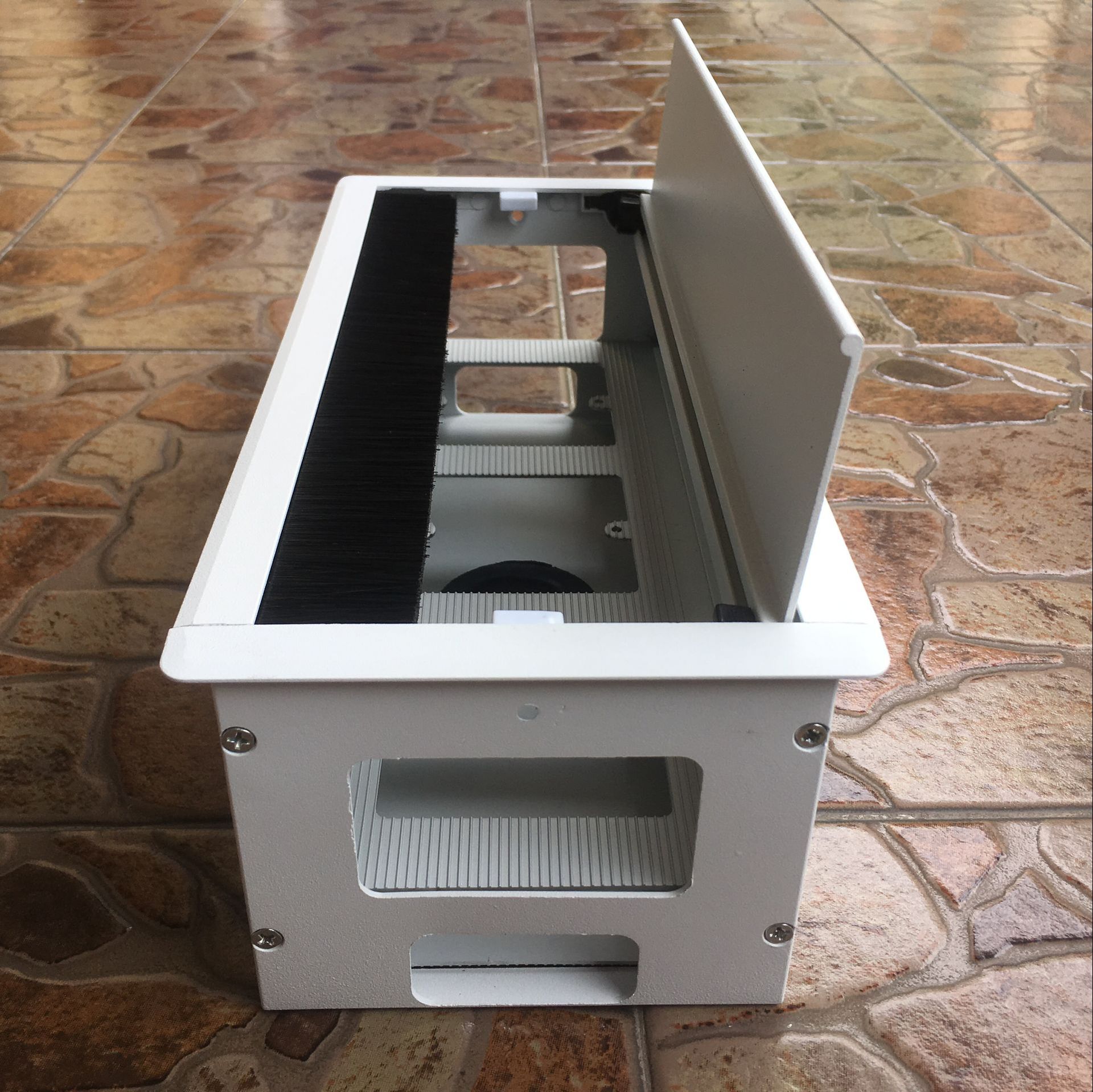 供应 带线槽缓冲线盒 穿线盒 铝合金线盒 办公桌线盒 厂家