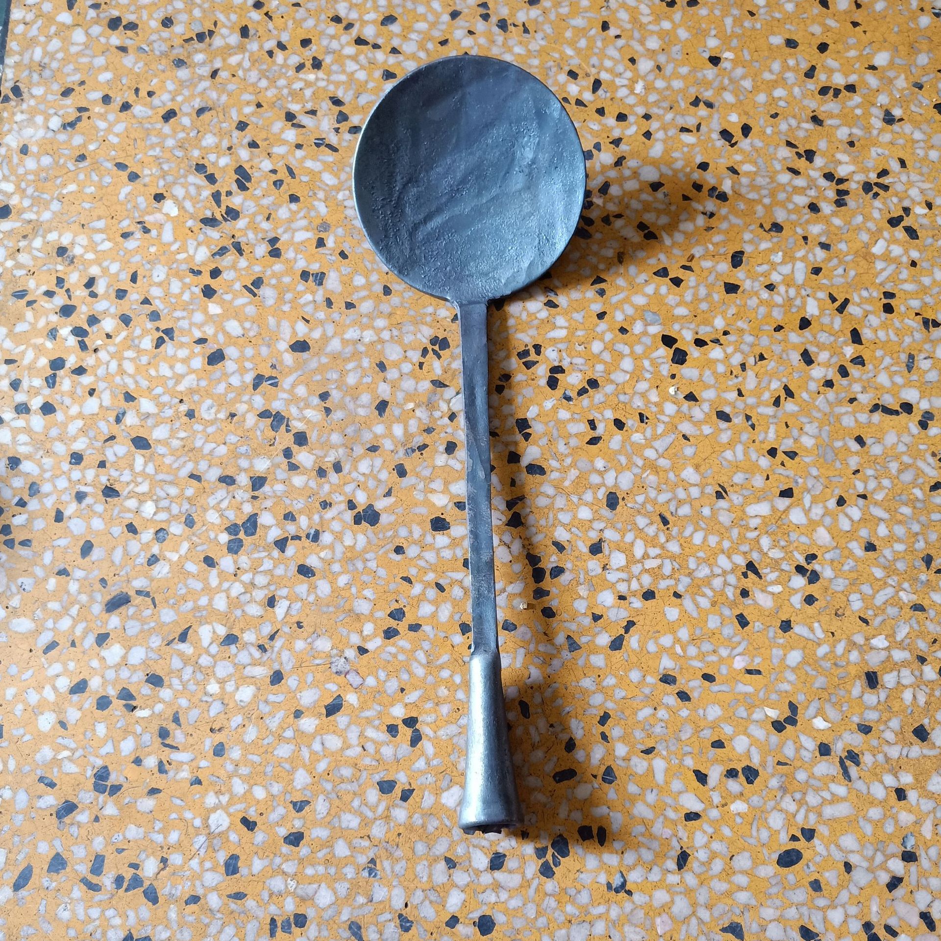 加工定制加厚熟铁锻打汤勺炒勺厨师老式大炒勺圆板圆柄铁柄