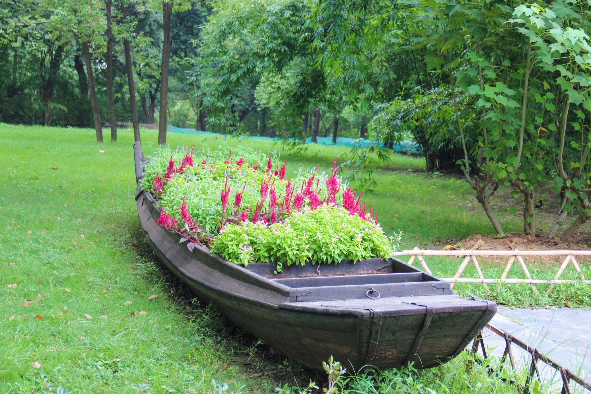 苏航厂家定制景观装饰船防腐木装饰木船欧式景观花船