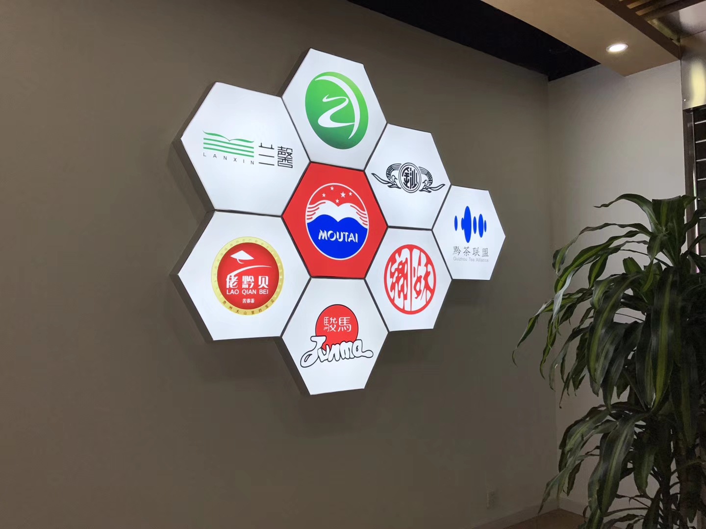 软膜广告室内室外卡布拉布广告高亮效果商场店铺背景大尺寸灯箱