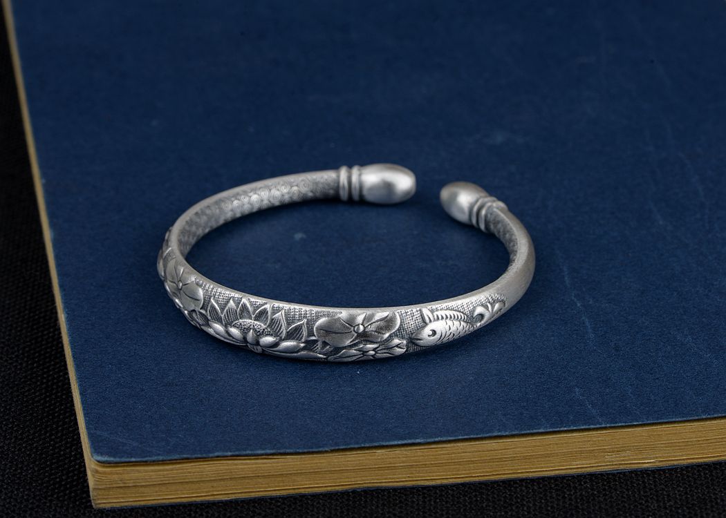 金鹿王 六字真言女款开口双鱼莲花手饰 足银s990复古泰银工艺手镯