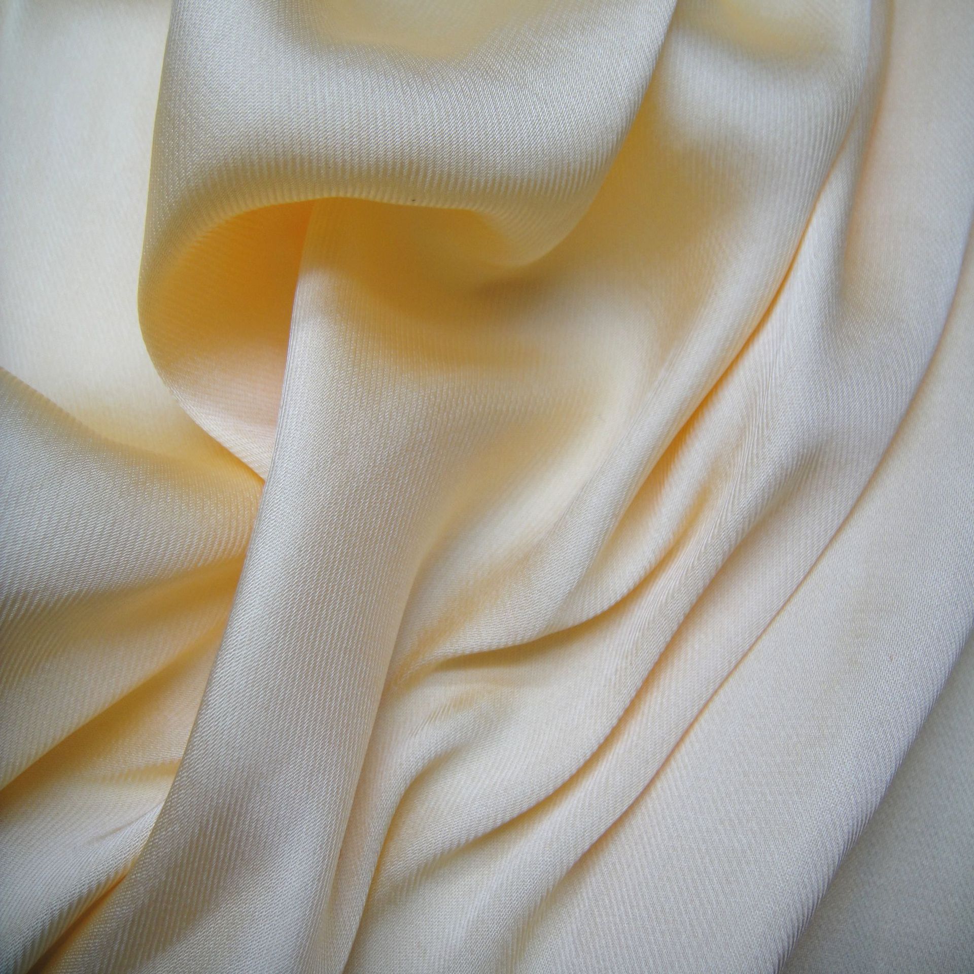 100%涤纶海岛丝缎面雪纺 平方米克重94克 高级时尚女装面料