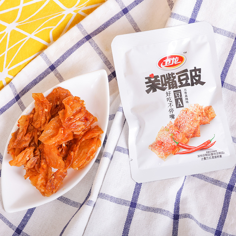 卫龙亲嘴豆皮整箱装独立小包装麻辣豆干豆皮零食辣条批发大礼包