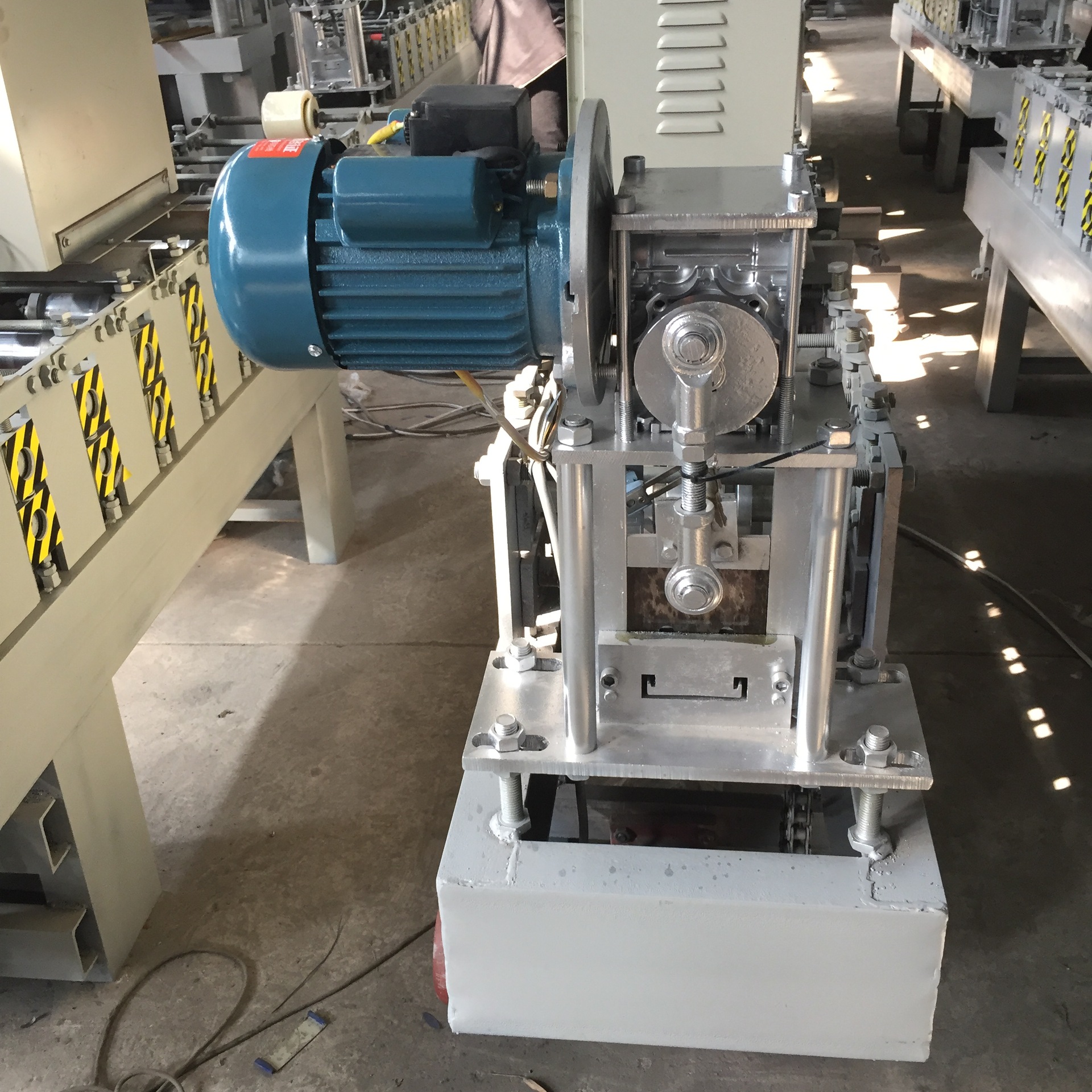 厂家直销广告扣扳机l75直接扣板设备110彩钢卷机器彩钢压瓦机