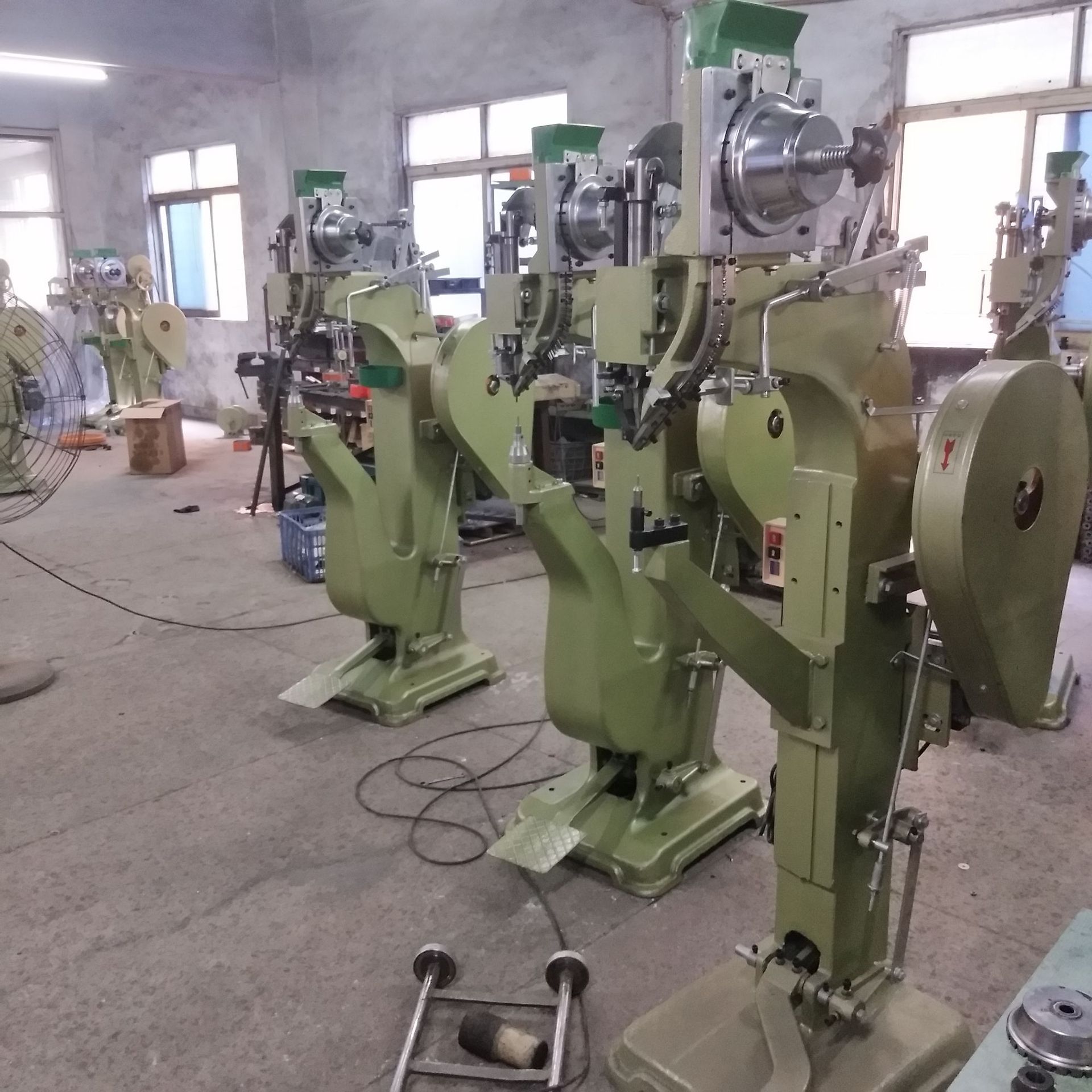 0成交2台全自动立式半空心铆钉机铆接设备拉杆箱铆钉机