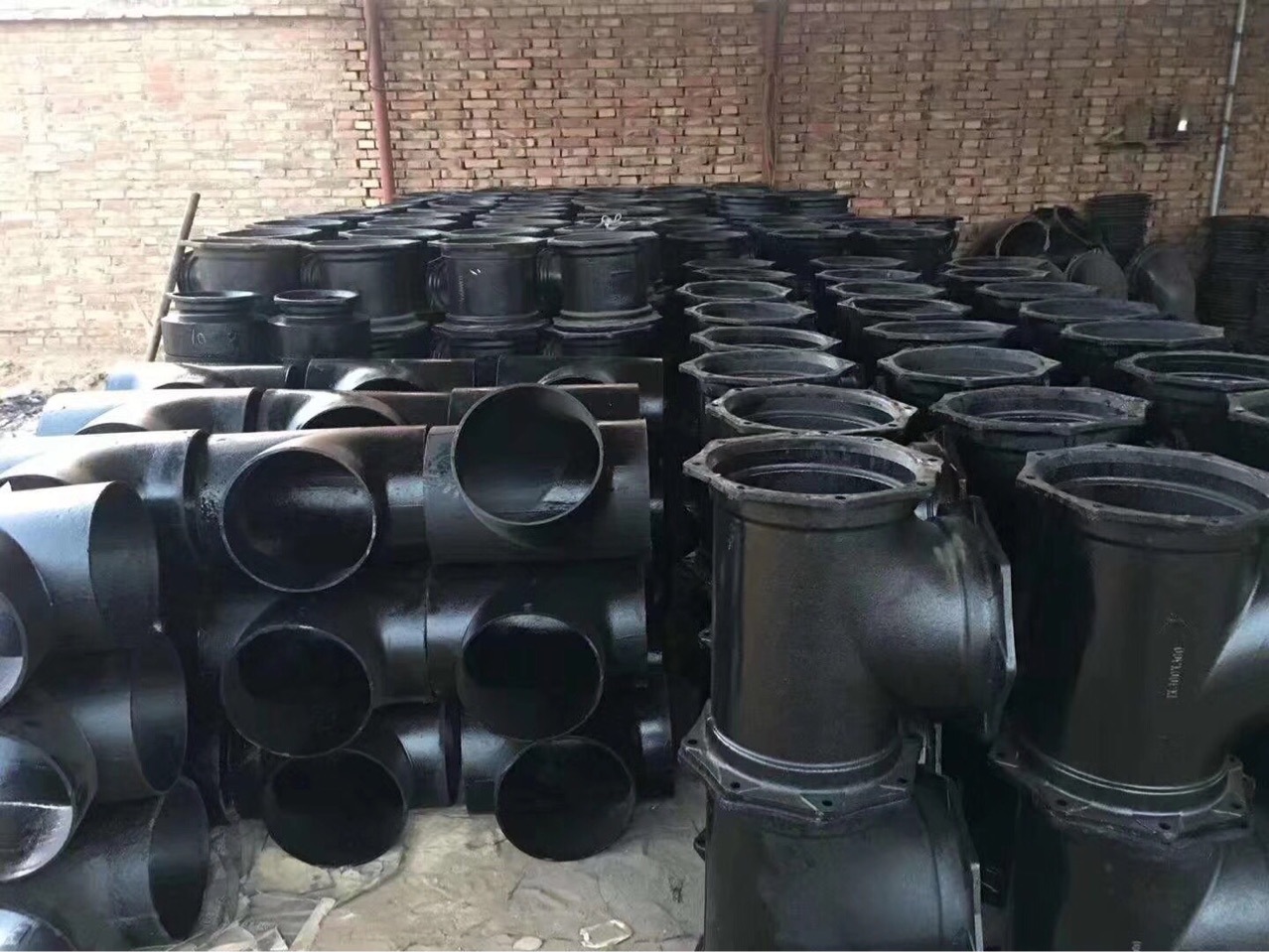 球墨铸铁管铸铁排水管无缝钢管螺旋管弯头法兰阀门