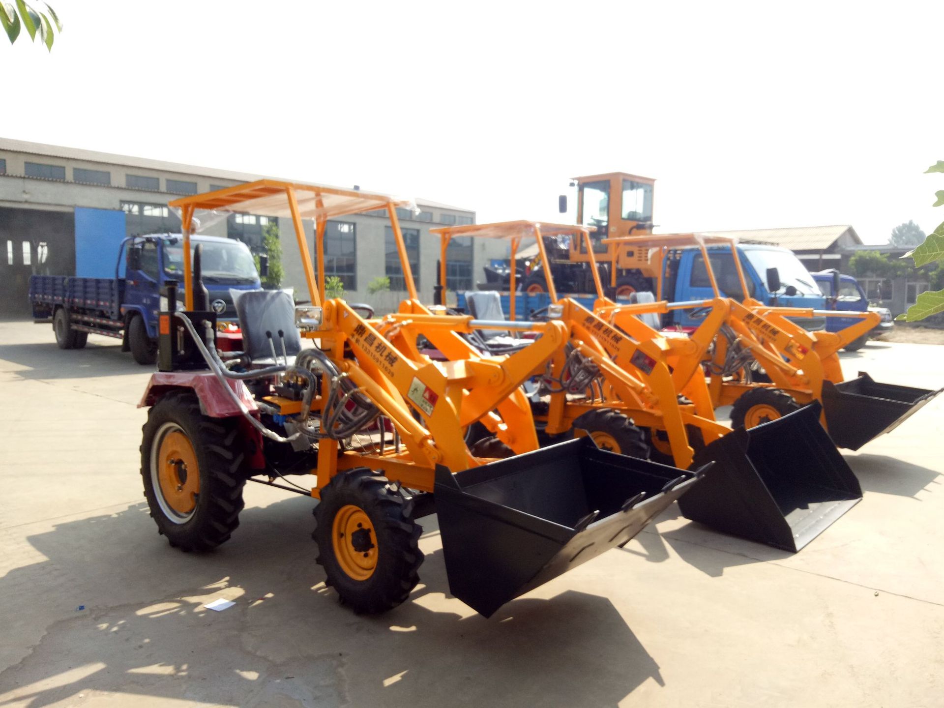 前卸式小型装载机铲车抓草机厂家供货抓木机铲抓机