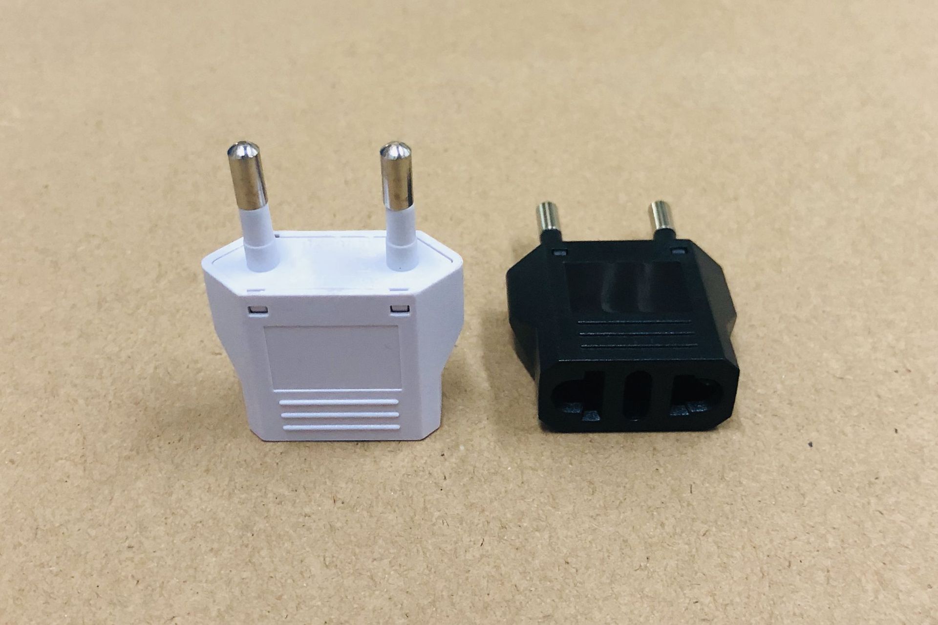 欧规转换插头美规转欧规插头全铜abs料大小孔美规转欧规转换插座