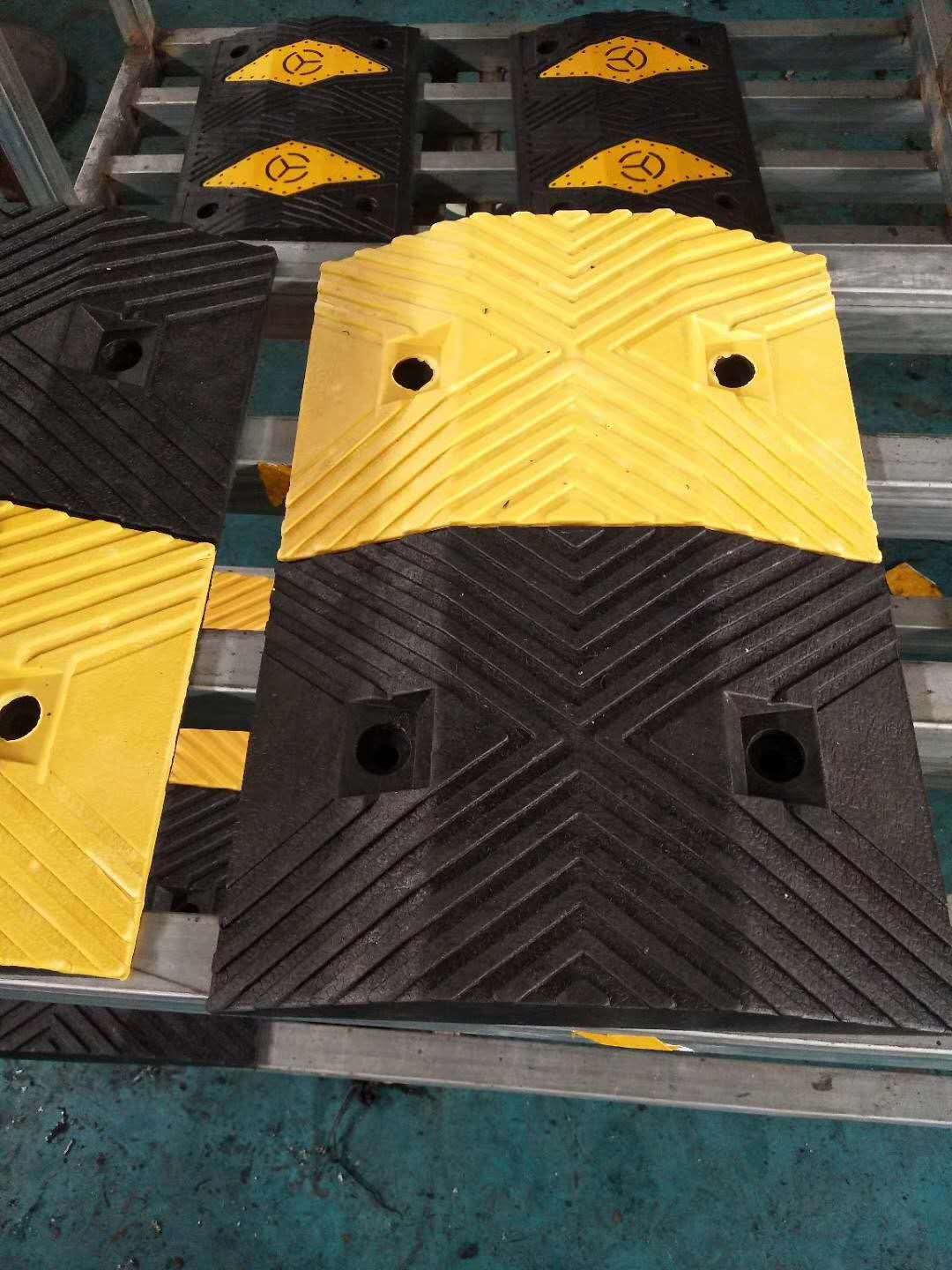 高速公路铸钢减速带供应商