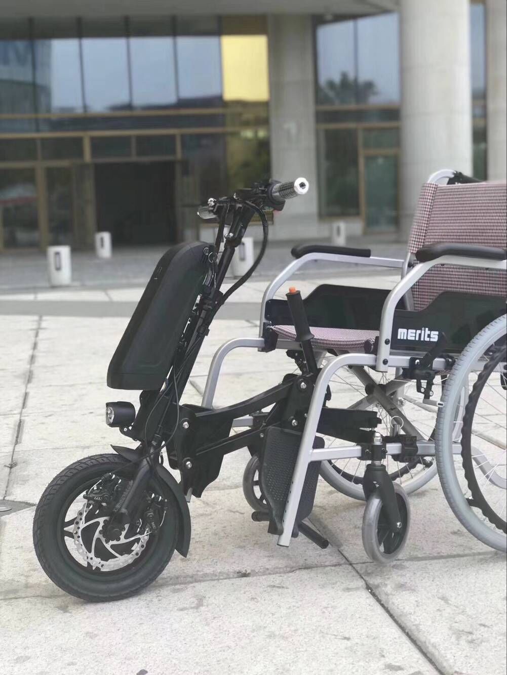 轮椅电动车头残疾人便携式锂电池手动轮椅电动驱动头