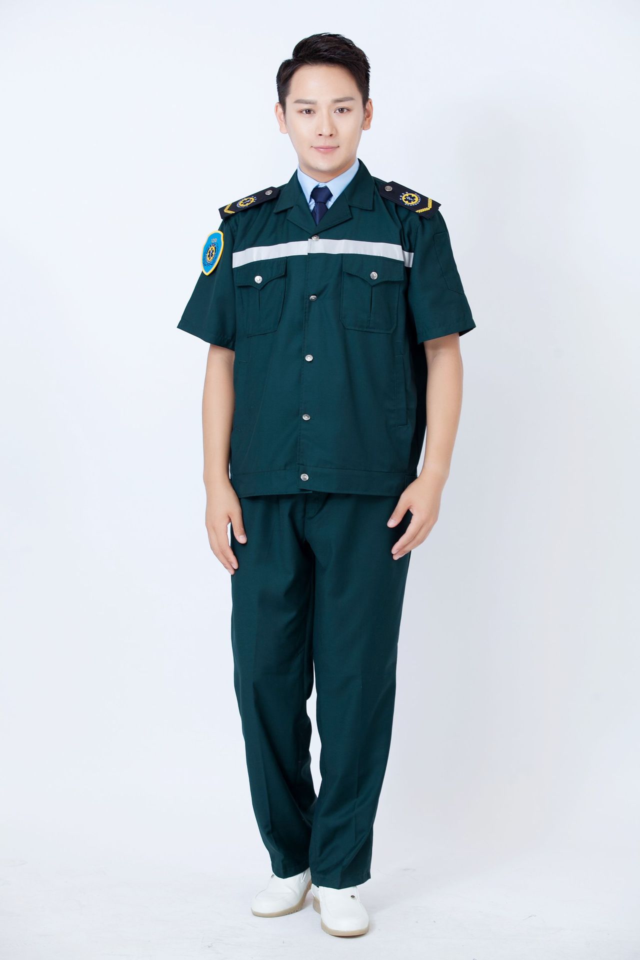 本品为急救制服套装,采用升级版全工艺斜纹棉面料,舒适透气吸汗等优点