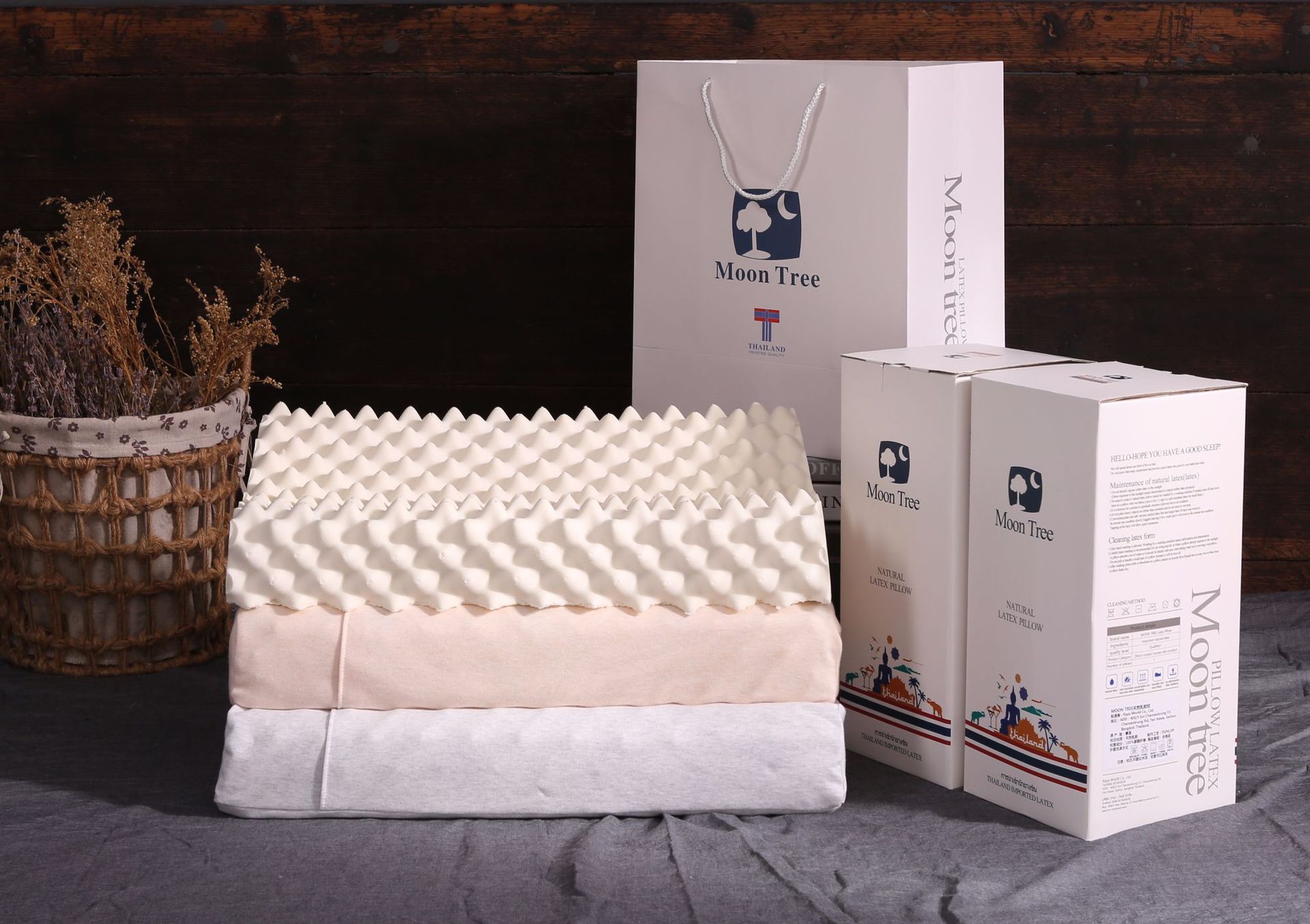 微商线下专供泰国原装乳胶枕头moontree月亮树颈椎按摩枕芯礼盒装
