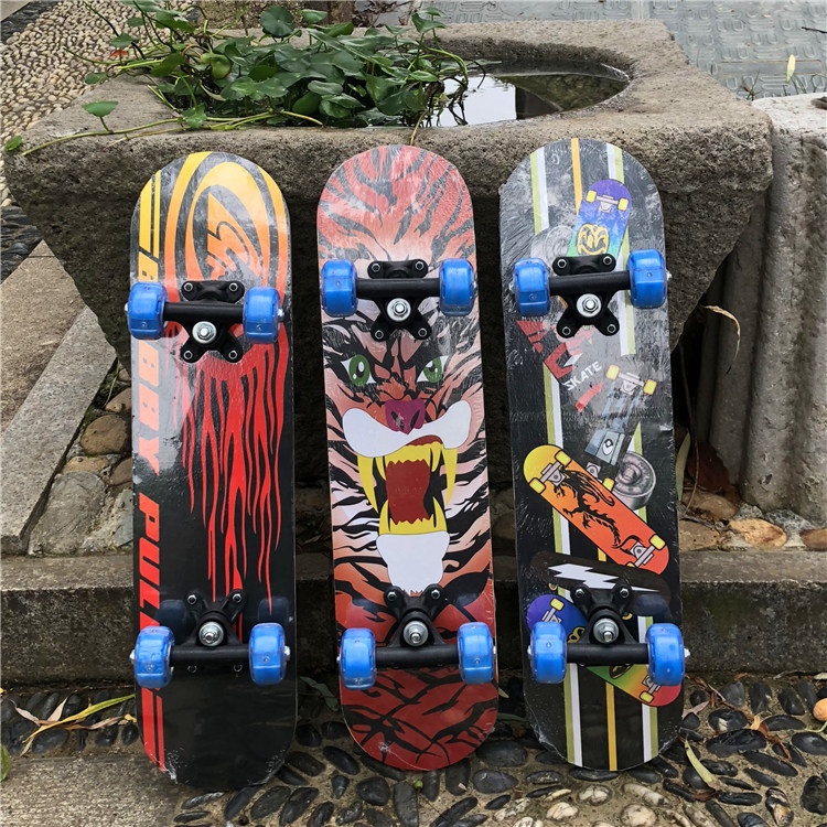 四轮滑板刷街闪光轮滑板成人初学者儿童夜光轮双翘2406卡通滑板