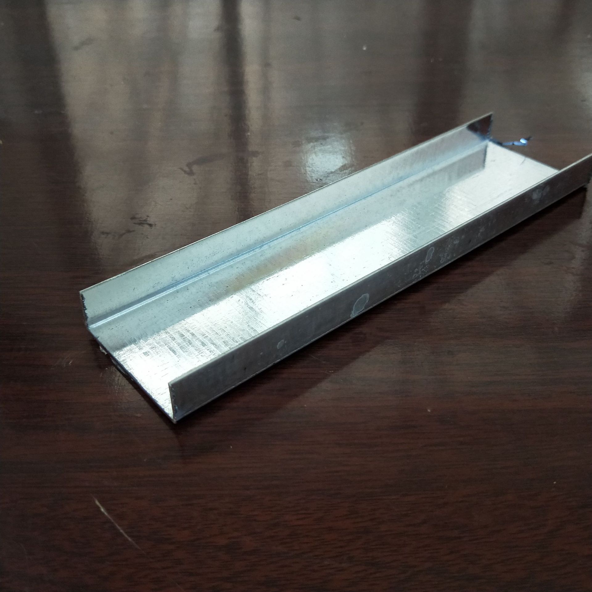 厂家供应主龙骨付龙骨各式吊顶材料轻钢龙骨种类齐全办公室吊顶