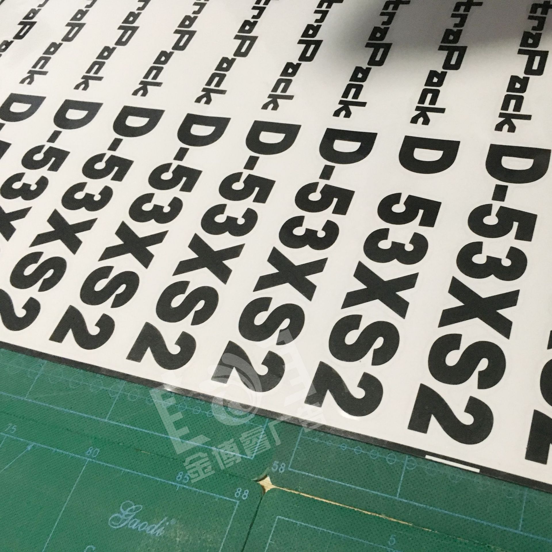 机械彩色镂空刻字贴不干胶转移标签防晒防油贴纸可定制各类logo贴