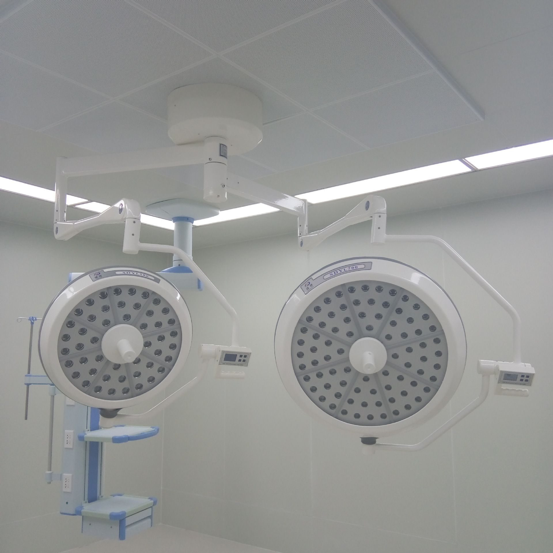 常年供应 医用冷光源手术无影灯 新型双头吊式无影灯 led无影灯-报价