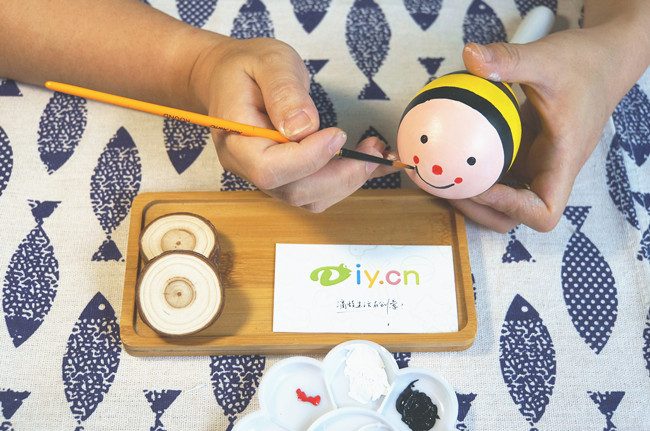 儿童木艺涂鸦diy小蜜蜂沙锤作品分享