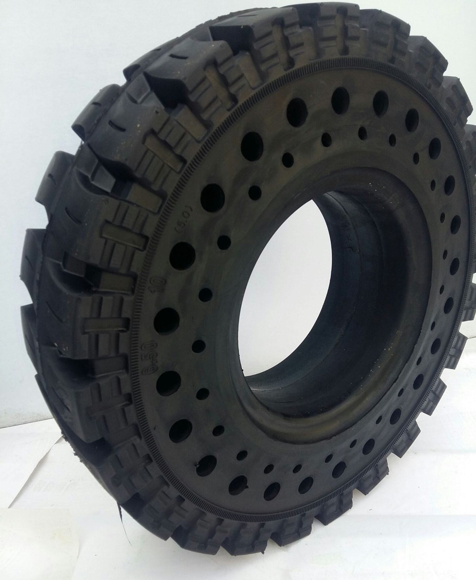 耐磨耐扎弹性好舒适复杂环境中工作的叉车实心轮胎