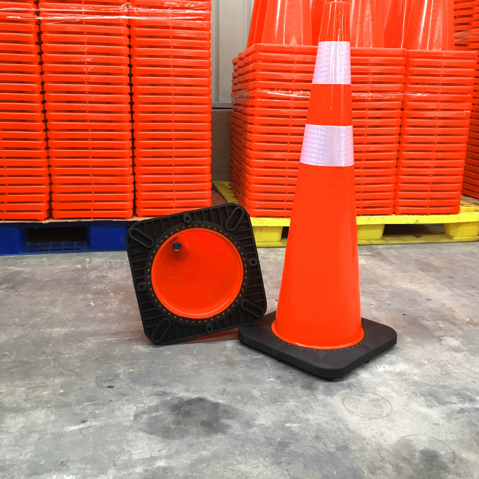 2kg全新料黑色底pvc路锥软路障弹性雪糕筒反光锥