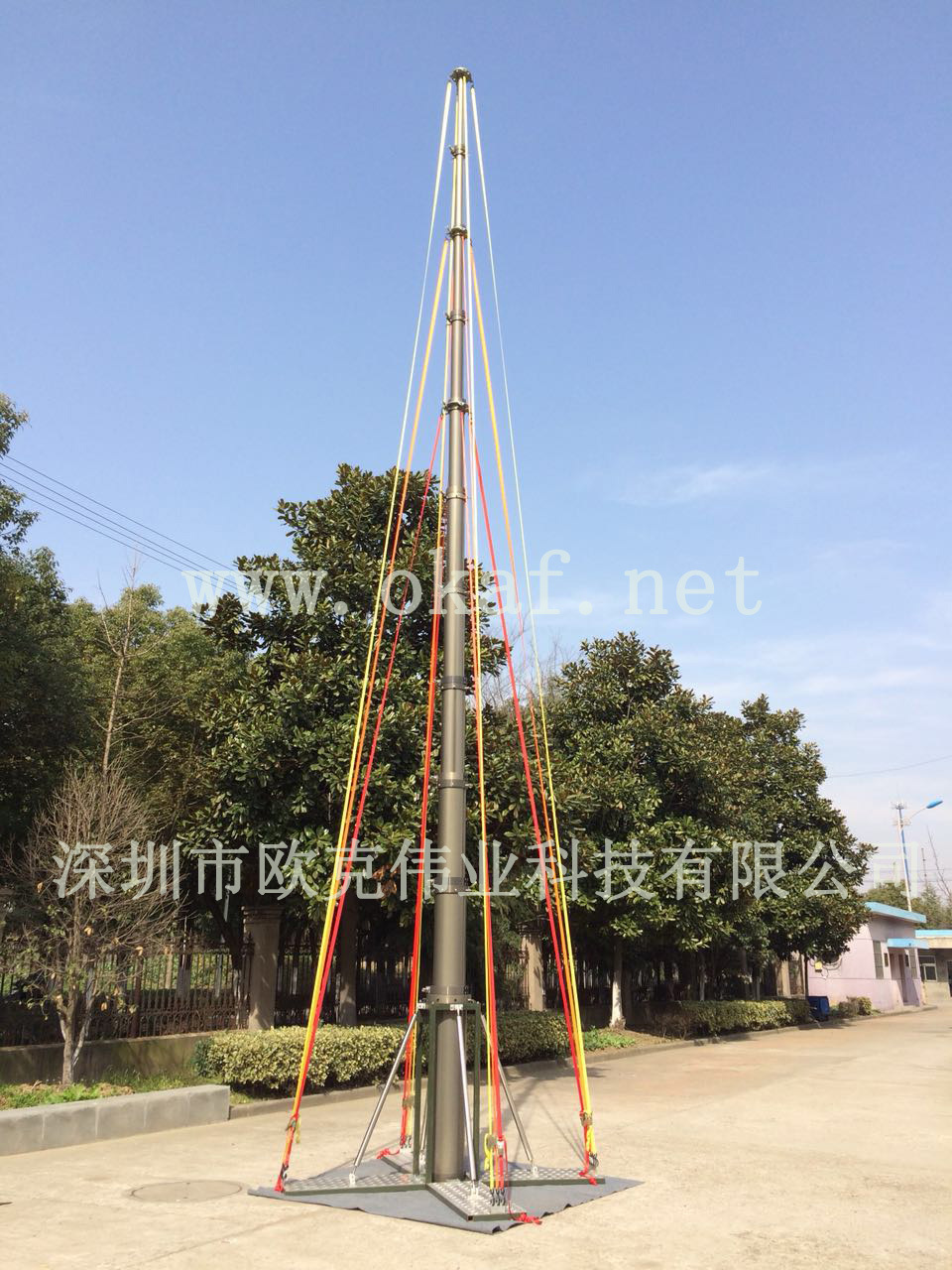 支撑架式桅杆是在直立桅杆的基础上配置金属支架,撑腿,使用时展开支架