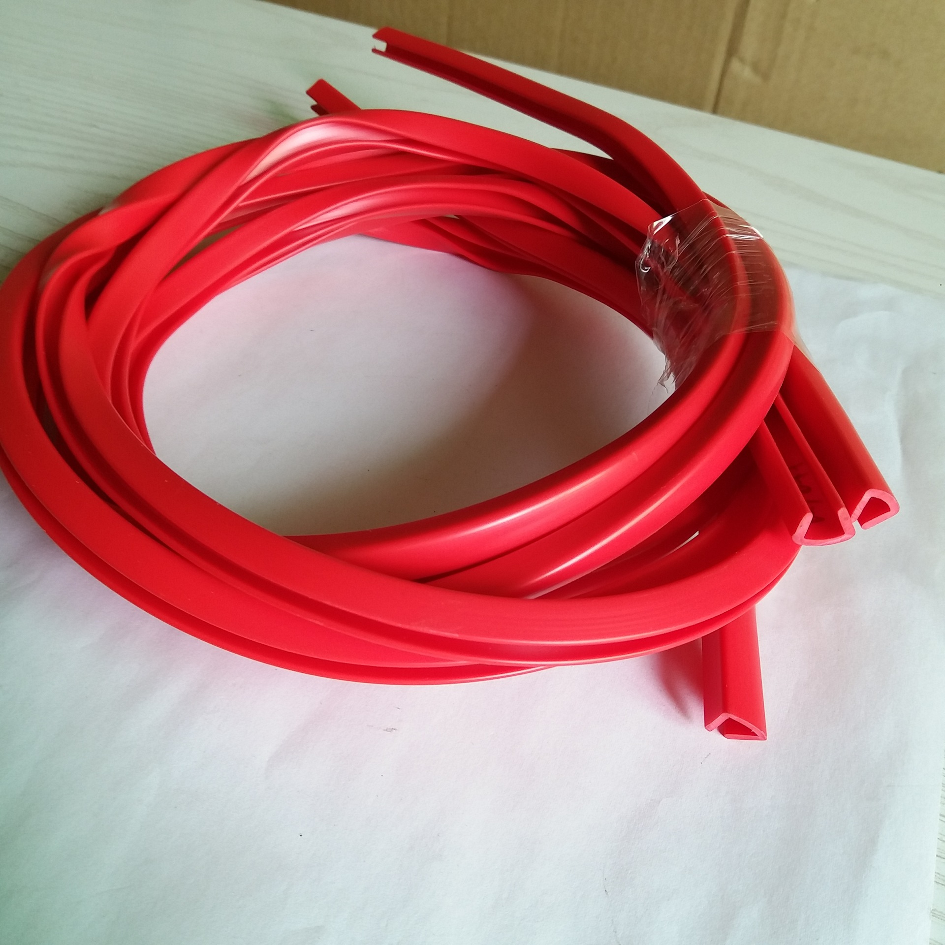 厂家直供u形塑料条 塑料包边条 家具展架包边条 塑料包边胶条