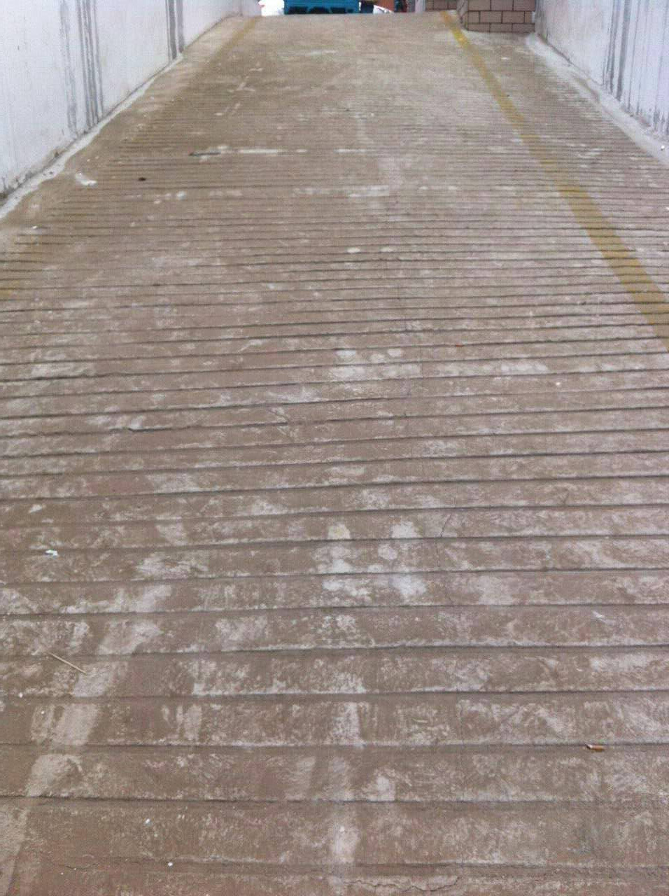 水泥条搓衣板状的坡道如何改造?