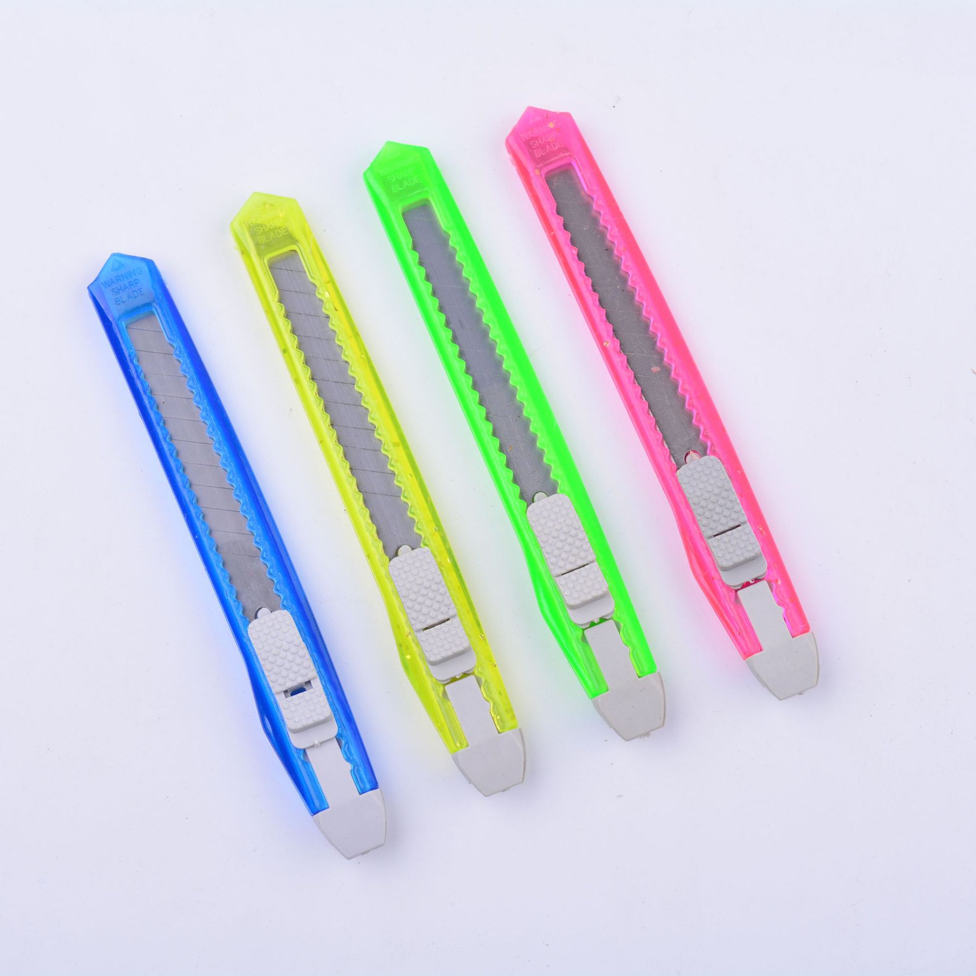 小刀美工刀手工裁纸刀墙纸刀淘宝赠品外贸定做颜色可选厂家直销