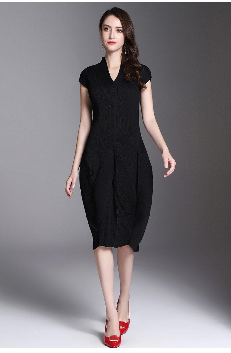 欧美时尚女装三宅衣尚褶皱连衣裙v领包袖纯色宽松大码女装灯笼裙