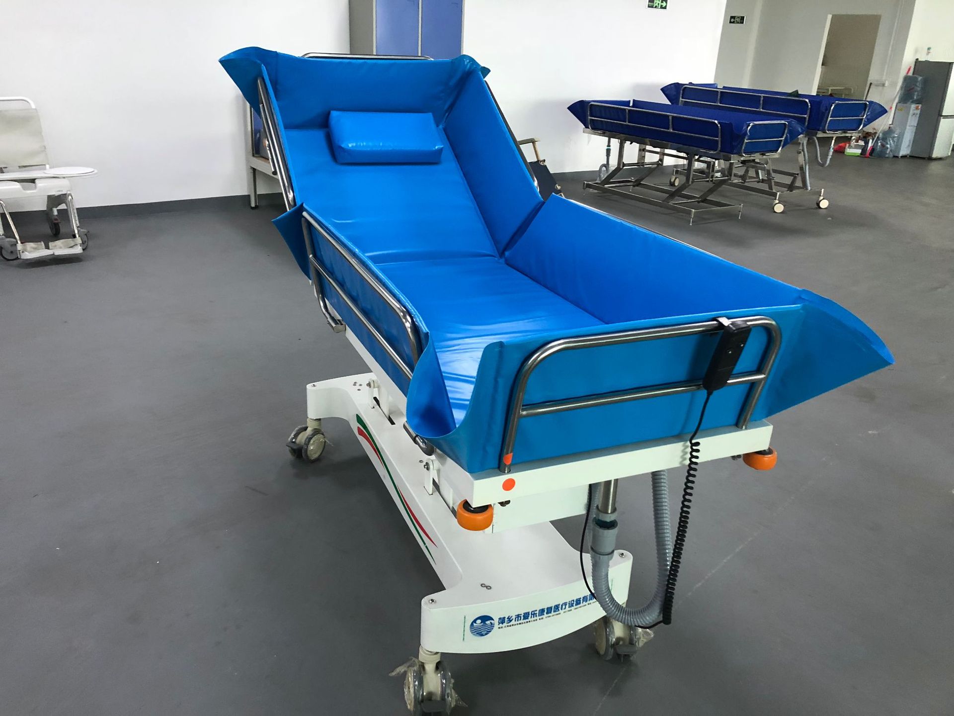 电动沐浴推床 老人洗澡清洗 洗浴助浴瘫痪医用洗浴床