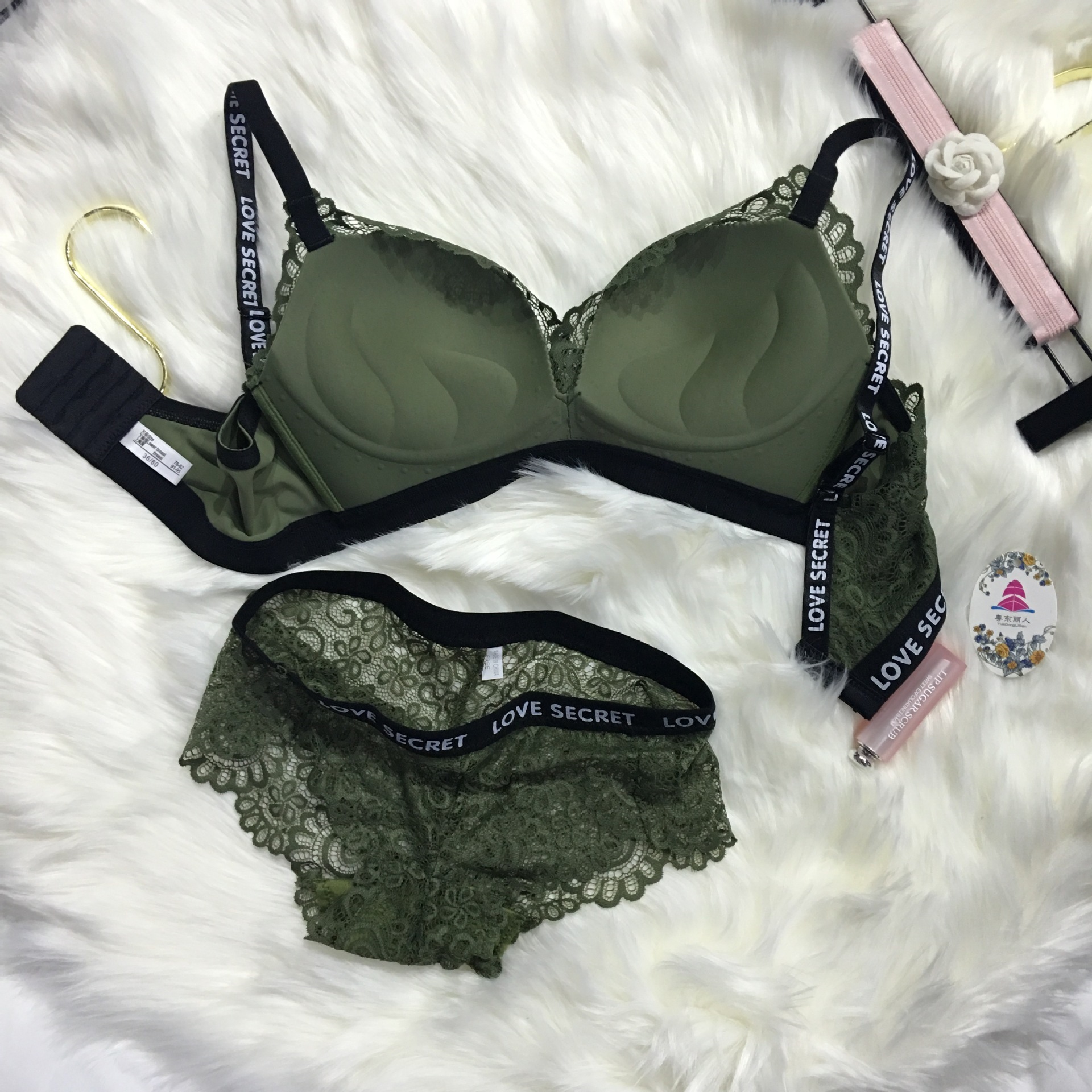 跨境专供欧美性感蕾丝字母肩带内衣套装无痕无钢圈聚拢调整型文胸