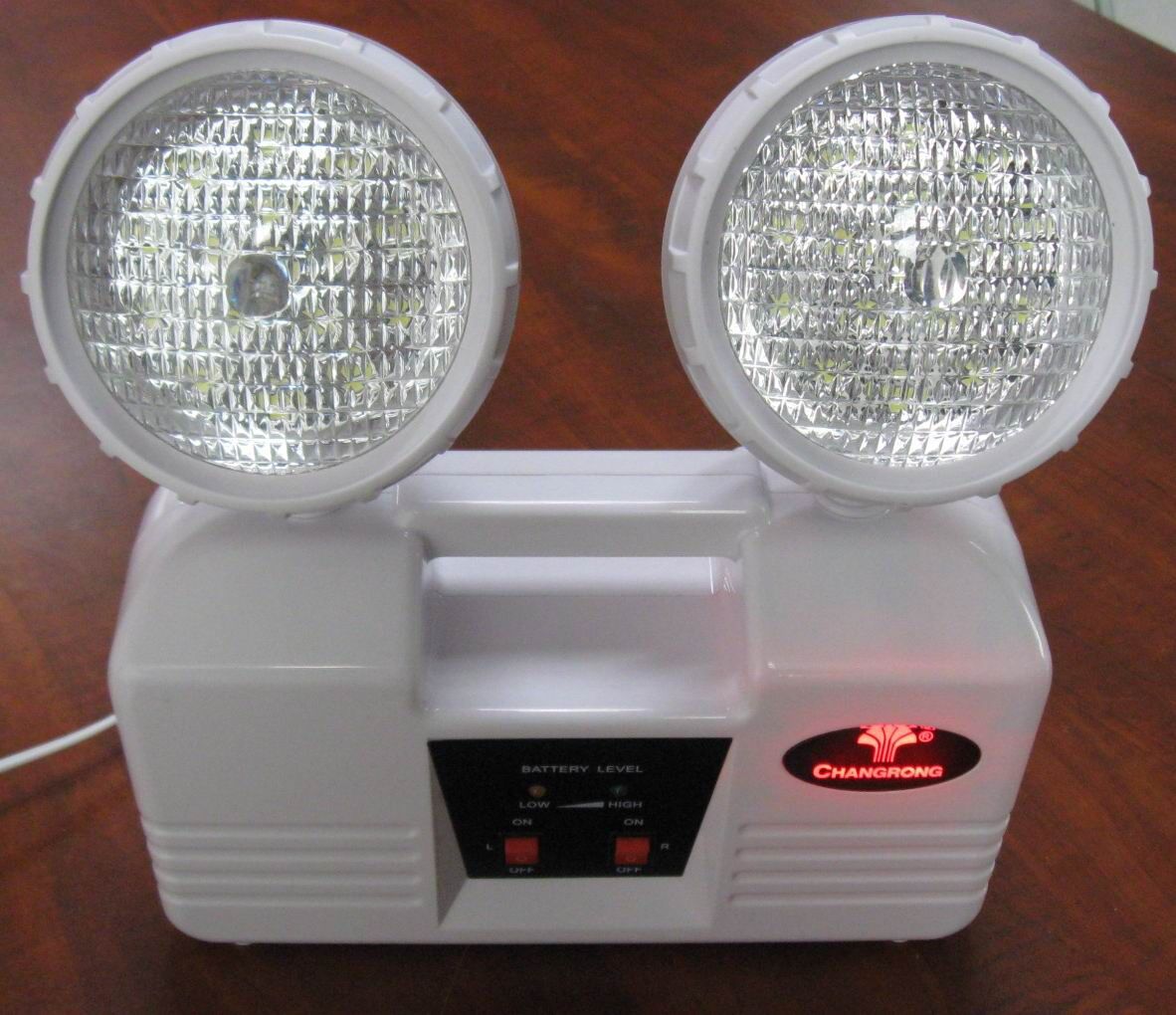 热销南美市场双头应急灯