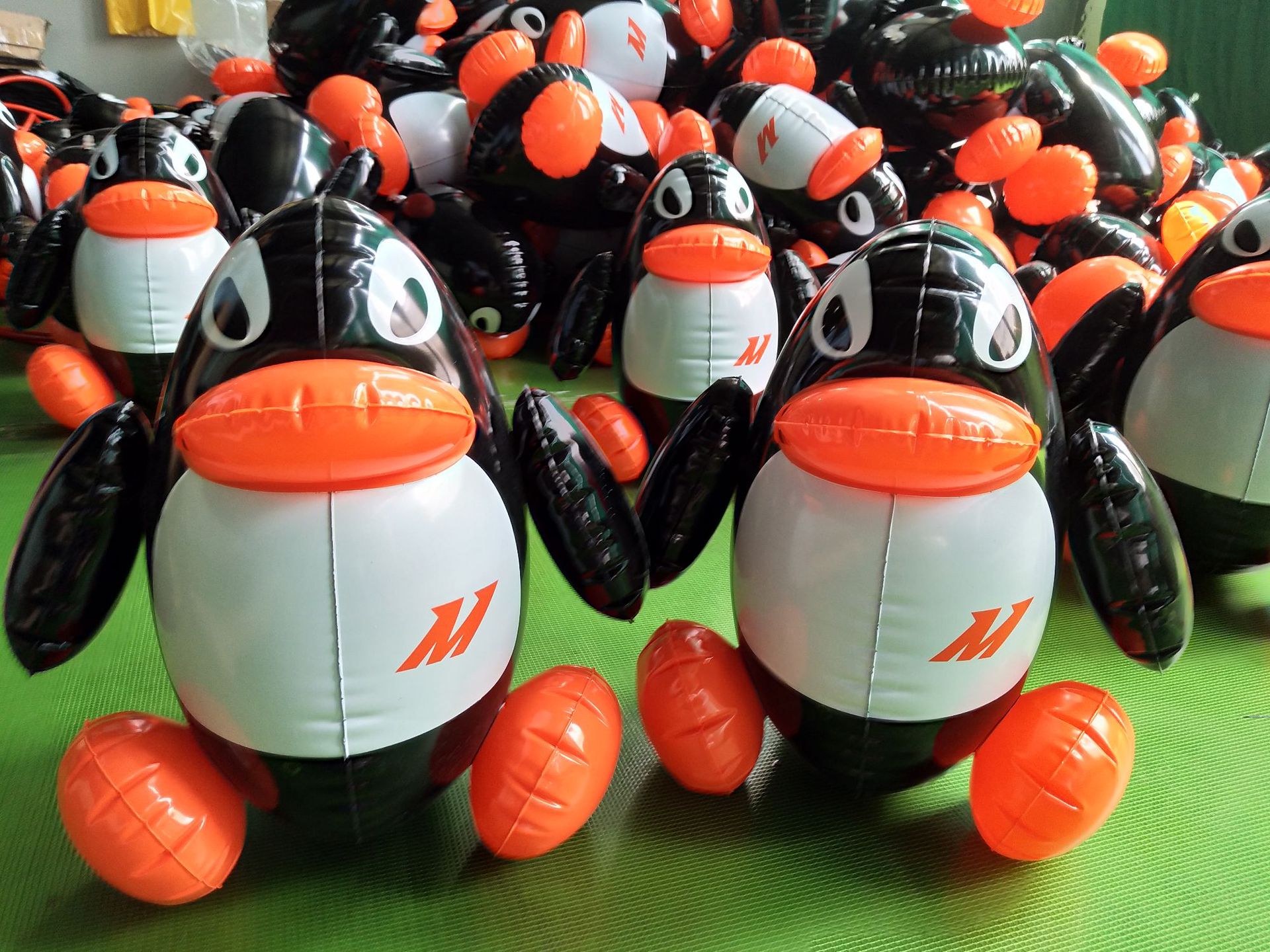 东莞峰云电压玩具工厂定制充气pvc企鹅 加厚pvc充气玩具