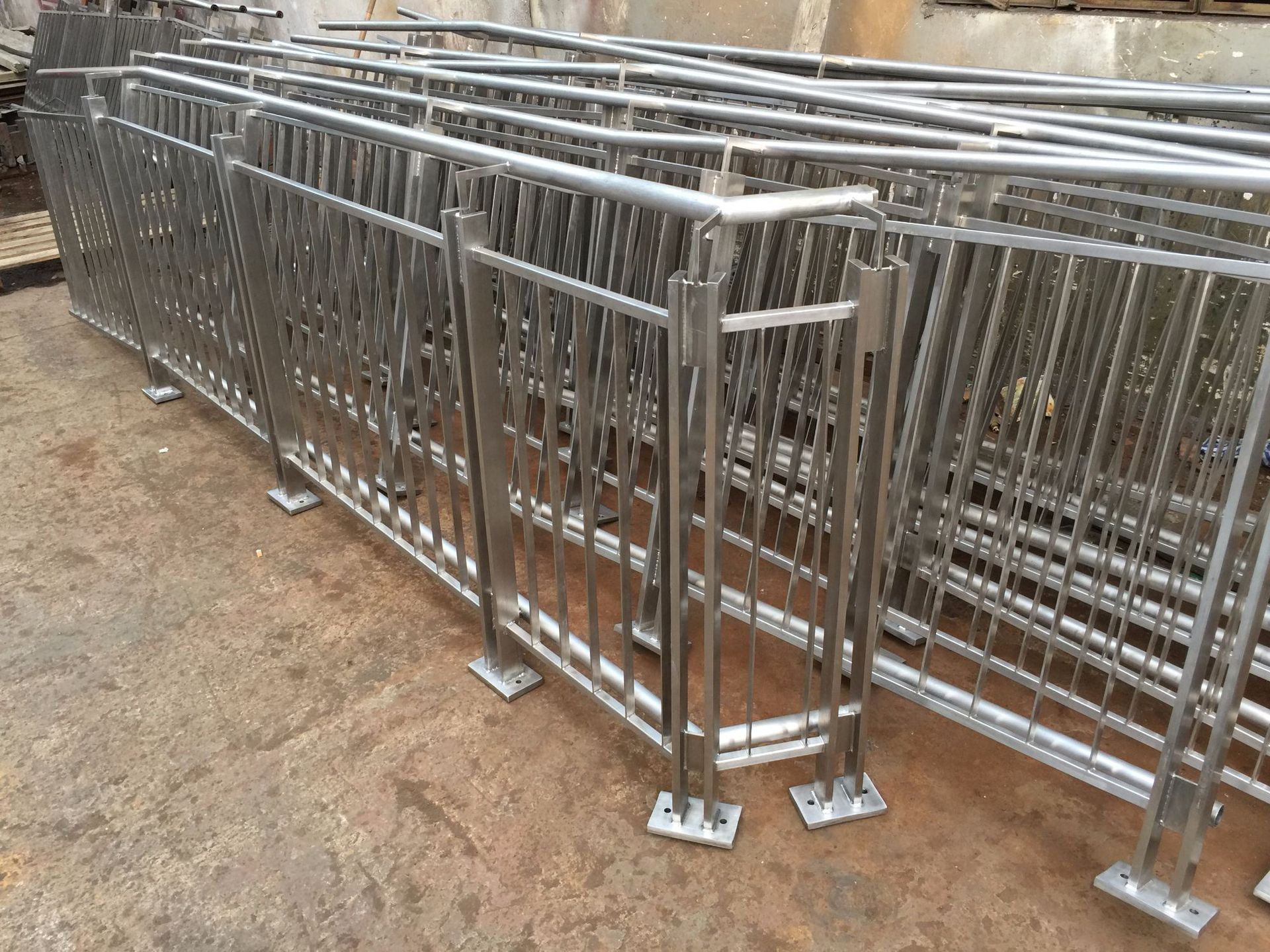 香港不锈钢栏杆订做-订做不锈钢栏河-地铁站栏杆-订做不锈钢栅栏-订做