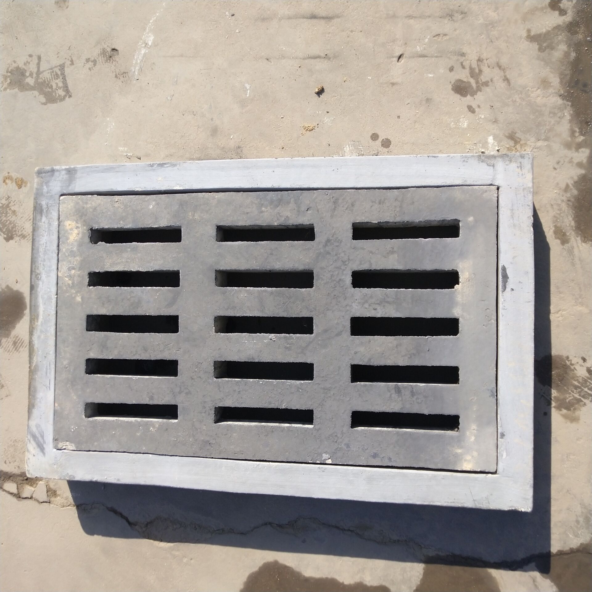 我公司是国内较早生产混合纤维砼井具,井盖,雨水篦子,铸铁井具,井具