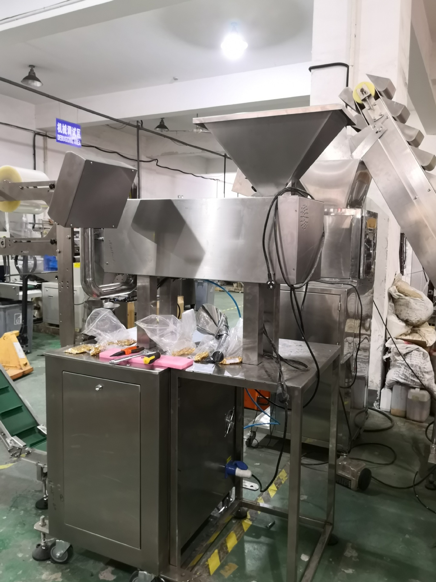 抽屉连接件五金包装机 柜子主件偏心轮 多通道自动分装螺丝包装机