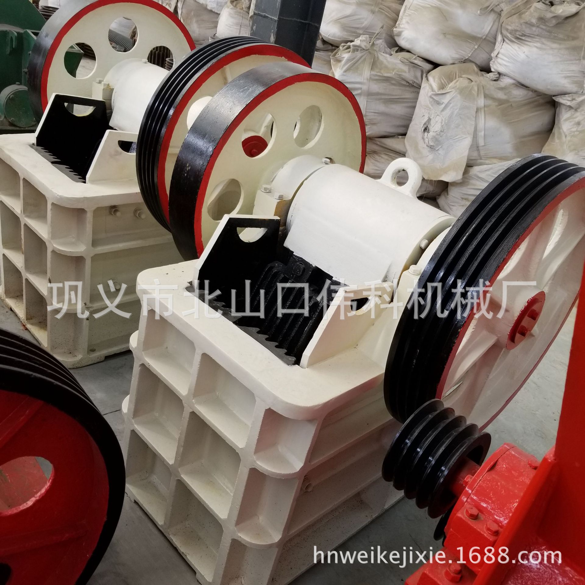动鄂板在拉杆,弹簧的作用下,离开固定鄂板,此时已破碎物料从破碎腔下