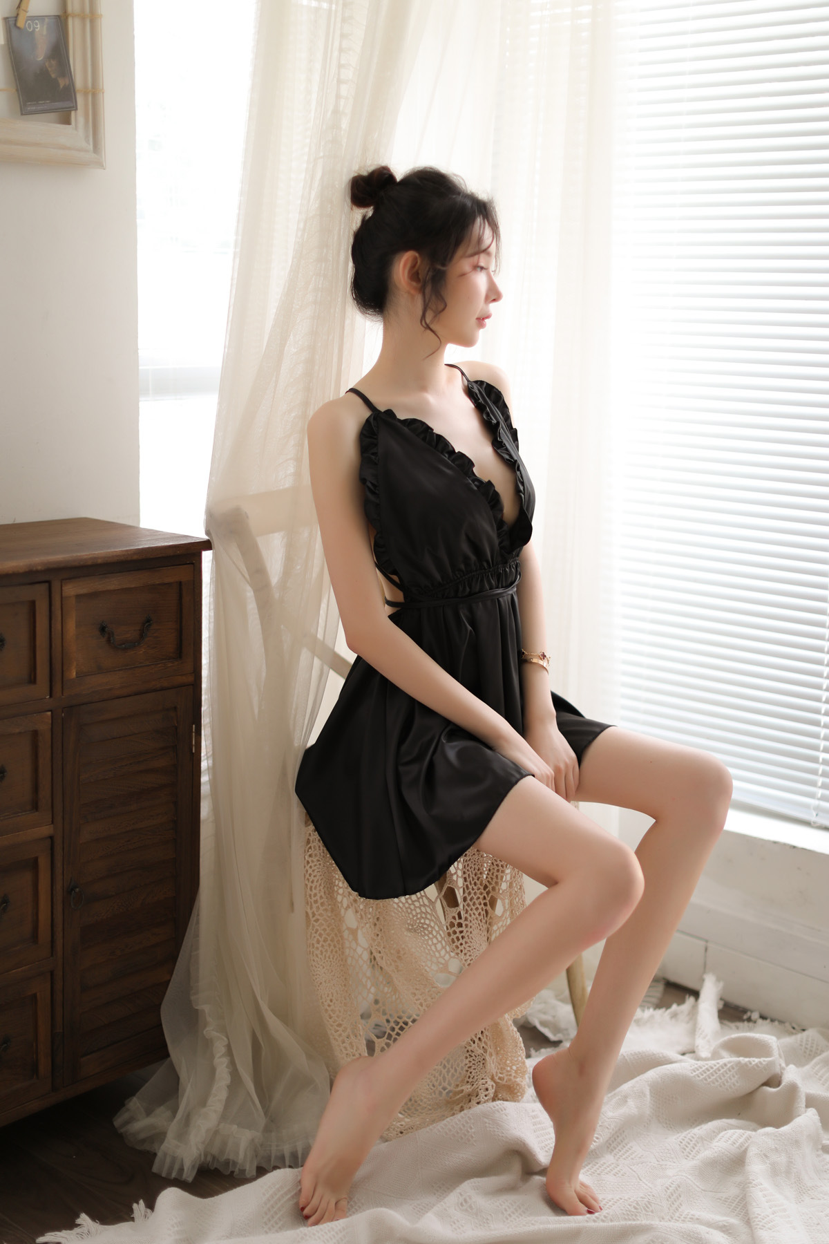 性感女式挂脖睡裙秋冬露背情趣内衣诱惑丝滑套装深v波浪家居短裙