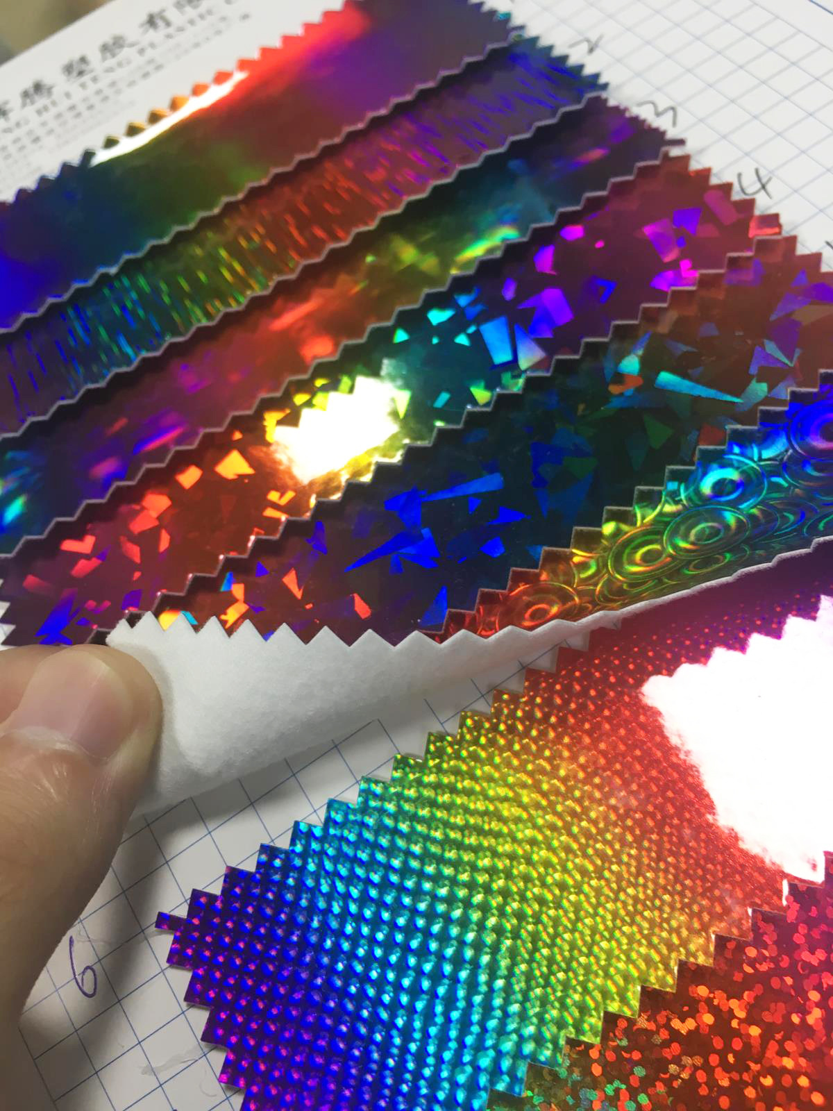 厂家直销彩虹镭射pu革 亮面幻彩皮革 柔软光滑 手袋箱包软包面料