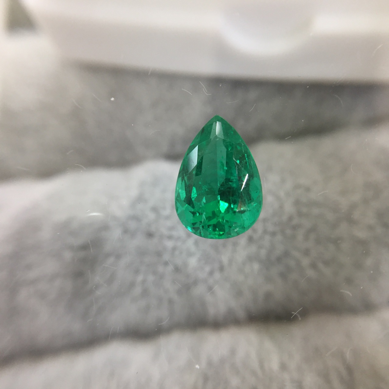 23克拉祖母绿,哥伦比亚产地,颜色翠绿翠绿,不带杂色调,颜色恰到好处不