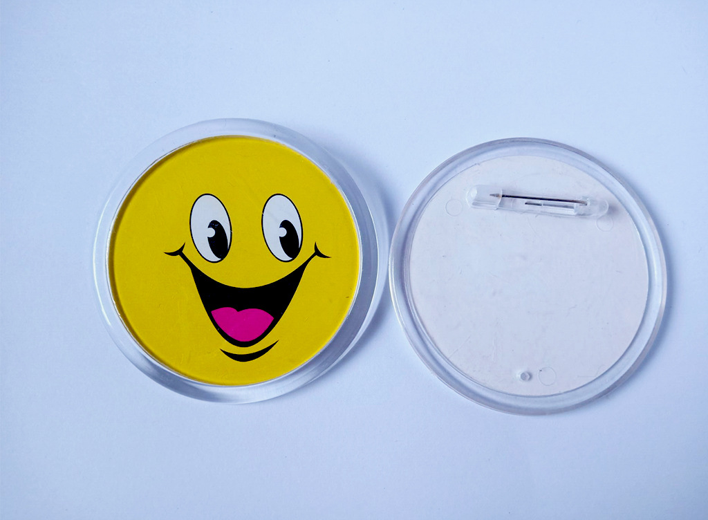 笑脸胸章 笑脸徽章 卡通胸针 儿童胸牌 大小号批发6.7cm 后面别针