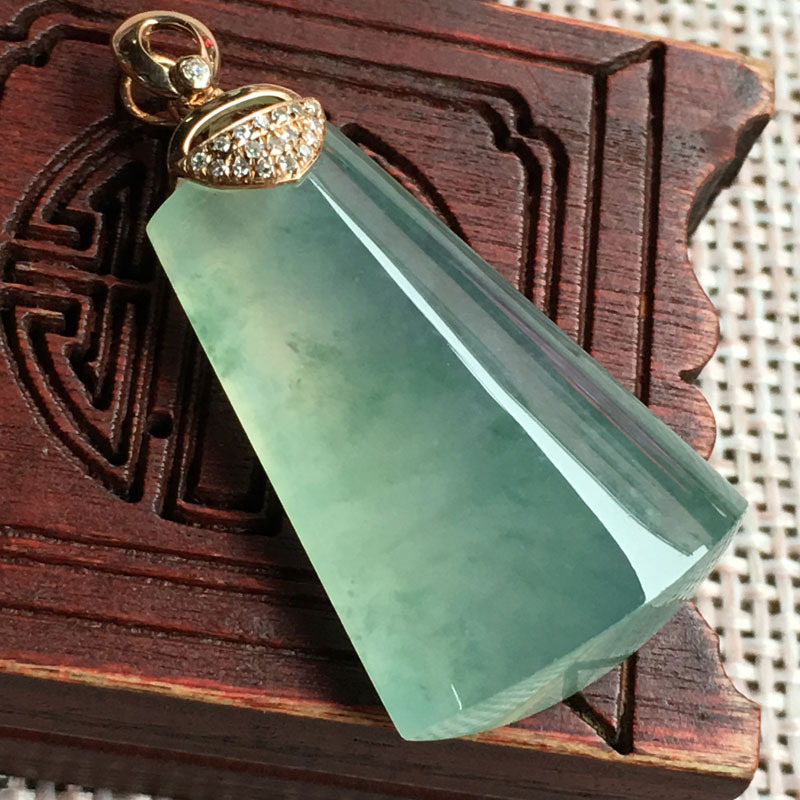 傅小姐翡翠冰飘花无事牌 完美 种老冰透 18k金钻镶嵌 款式精美