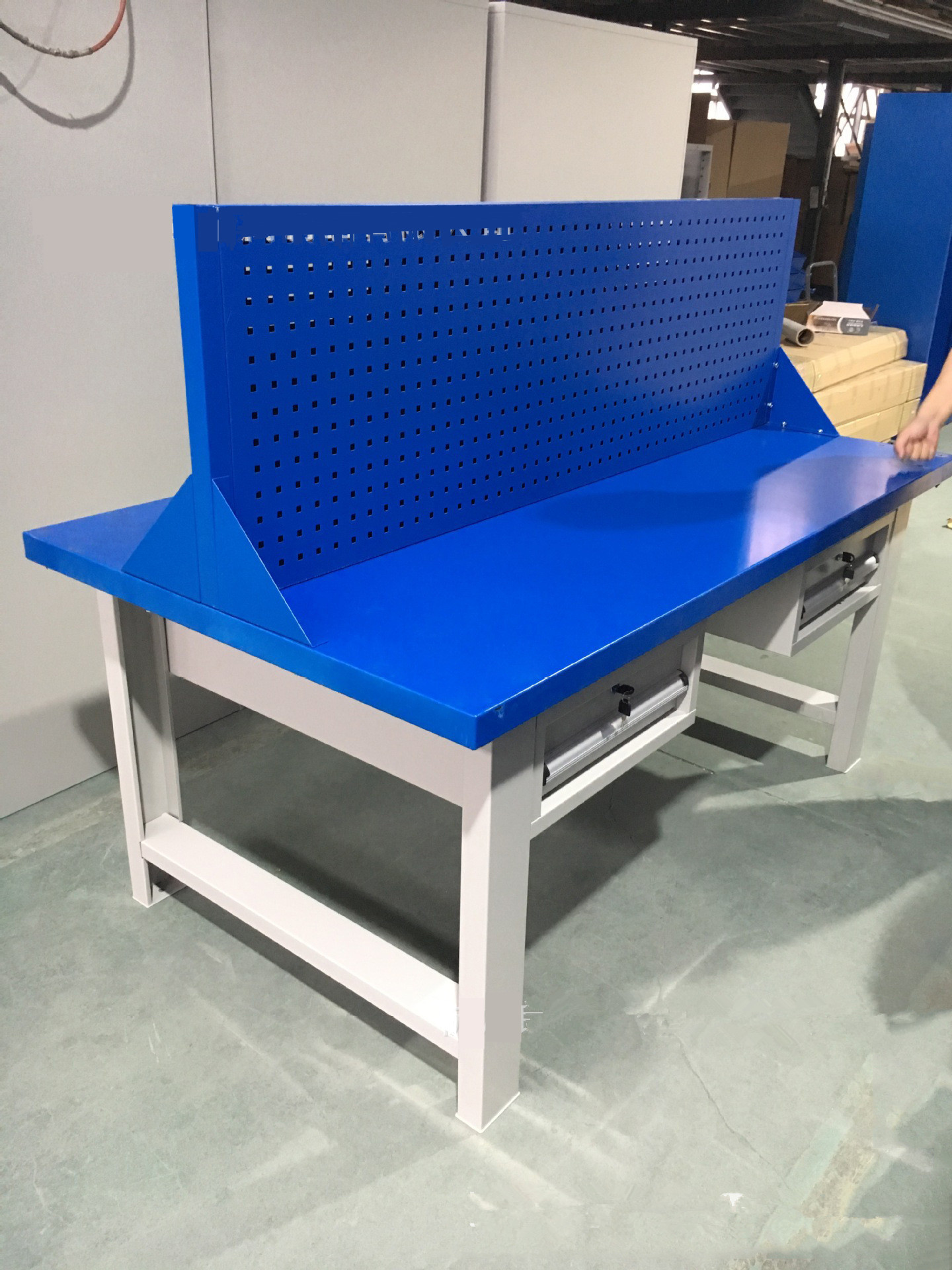 多工位钳工台 四工位钳工桌 虎钳工作台 四人实验操作台