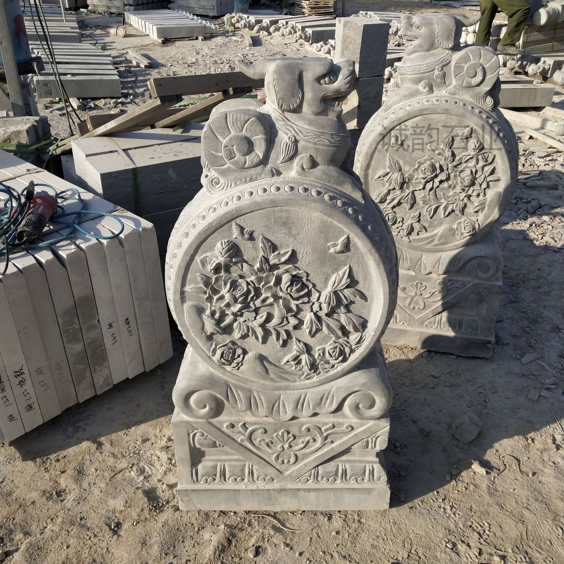 石雕抱鼓石门墩 门口摆放抱鼓石门墩一对 青石抱鼓石一对狮子大象