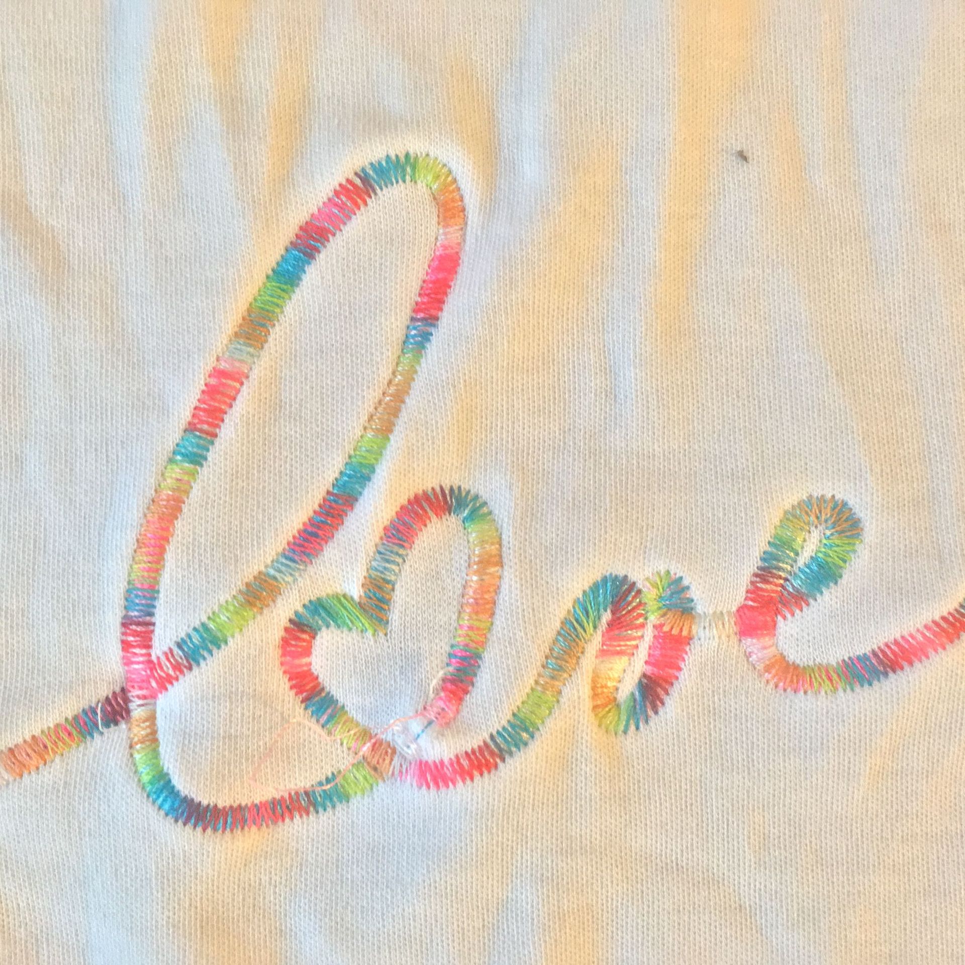 五彩彩虹七彩绣花线 吊带花裙图案刺绣线 服装标志刺绣 来样定制