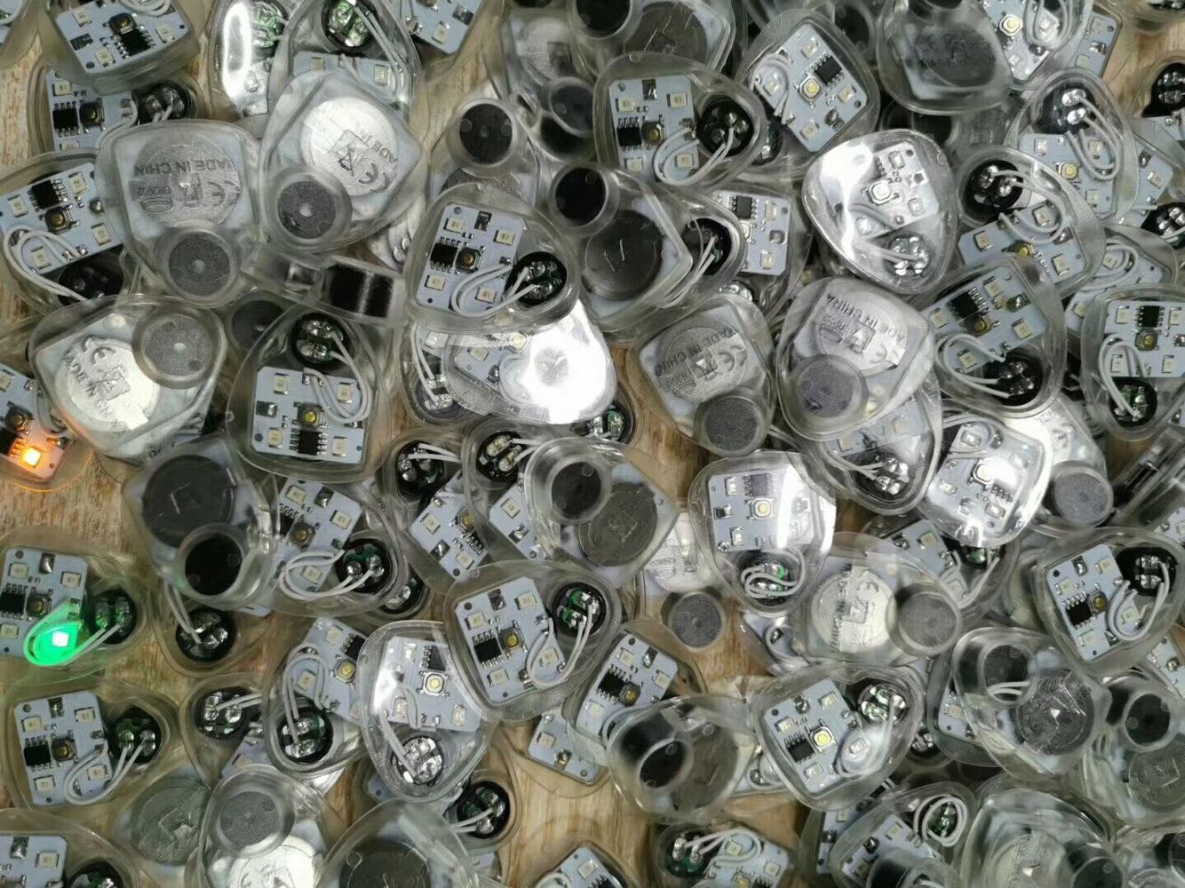 采购批发led震动机芯发光鞋灯发光发声衣服灯儿歌发光发声衣服灯