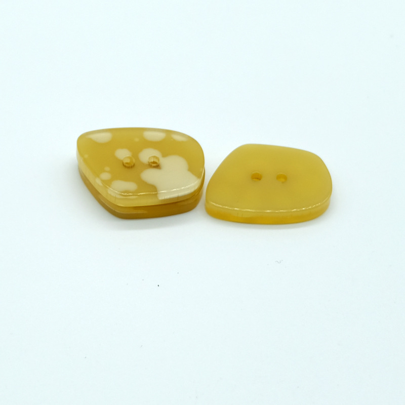 厂家直销 现货 树脂高档异形纽扣大衣风衣扣子有眼辅料扣生产加工