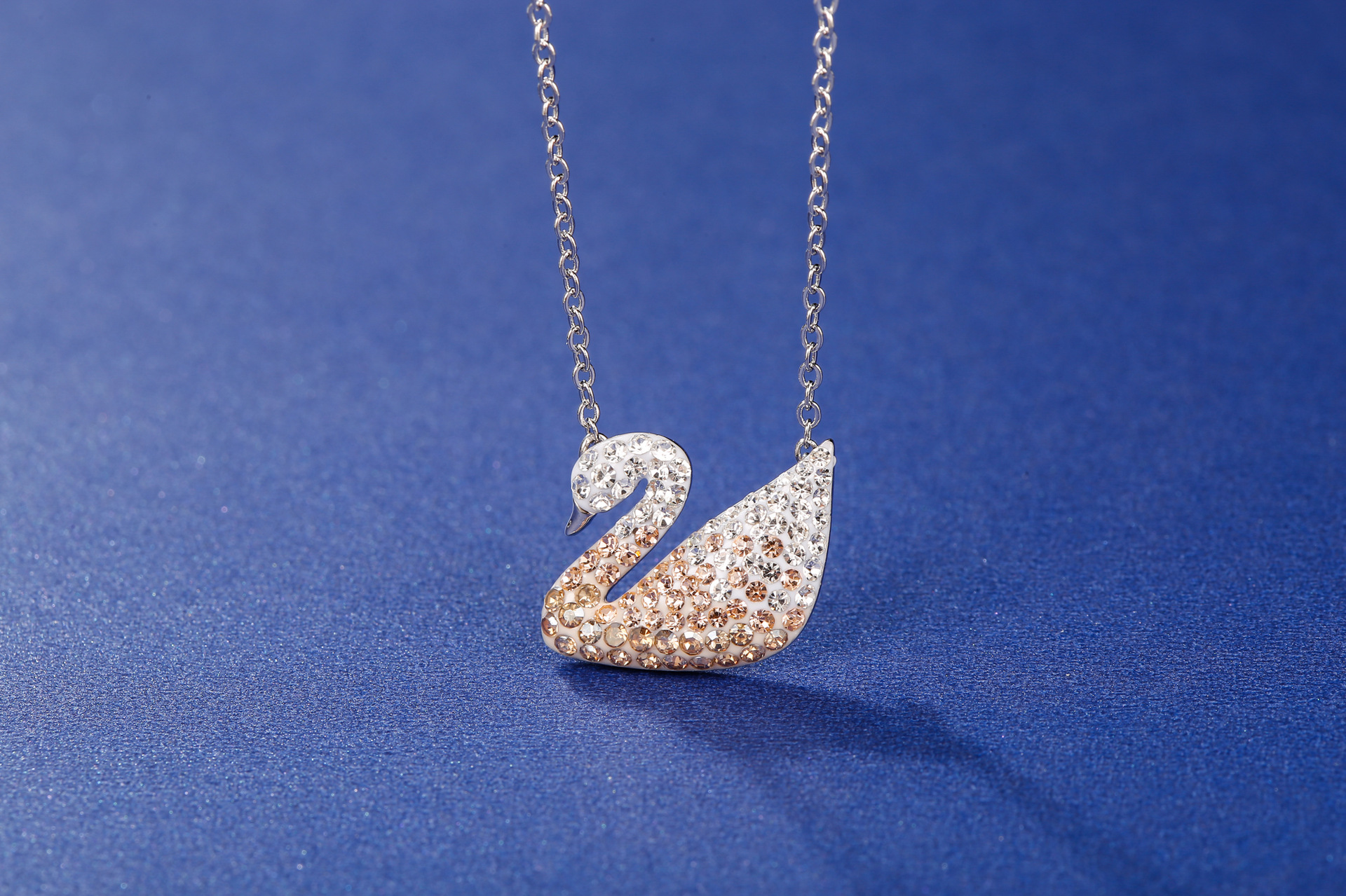 施家经典天鹅项链女施华洛世奇元素水晶黑白黄蓝色渐变天鹅锁骨链