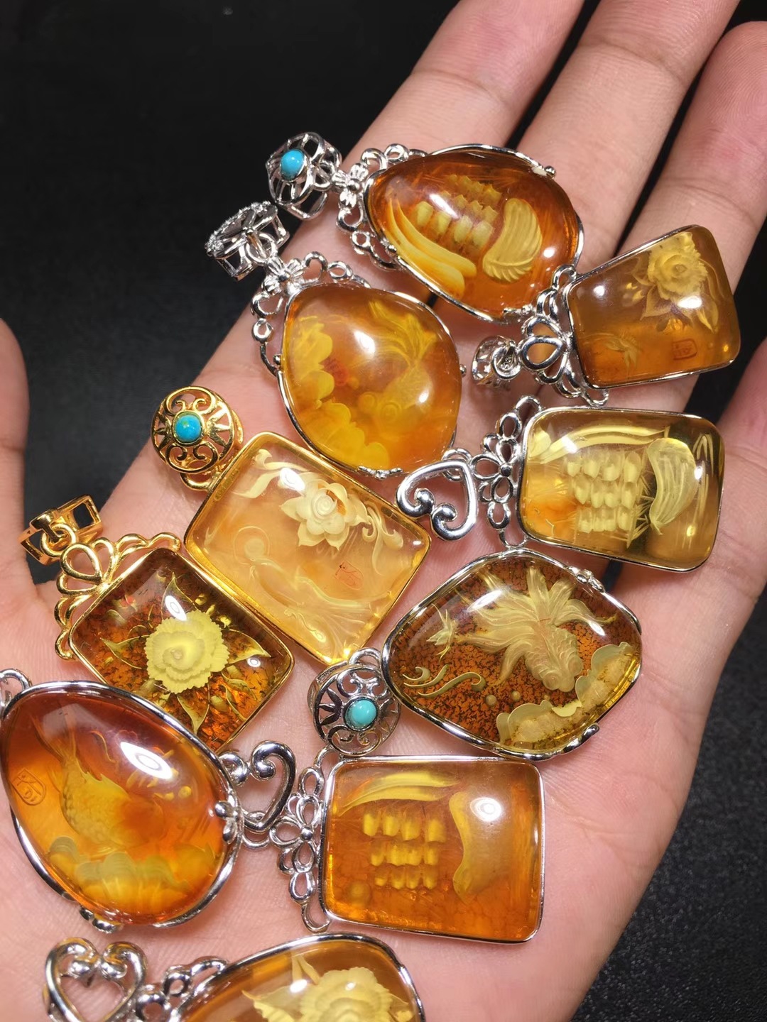 天然原矿鸡油黄蜜蜡阴雕背面雕刻各种题材琥珀蜜蜡吊坠-阿里巴巴