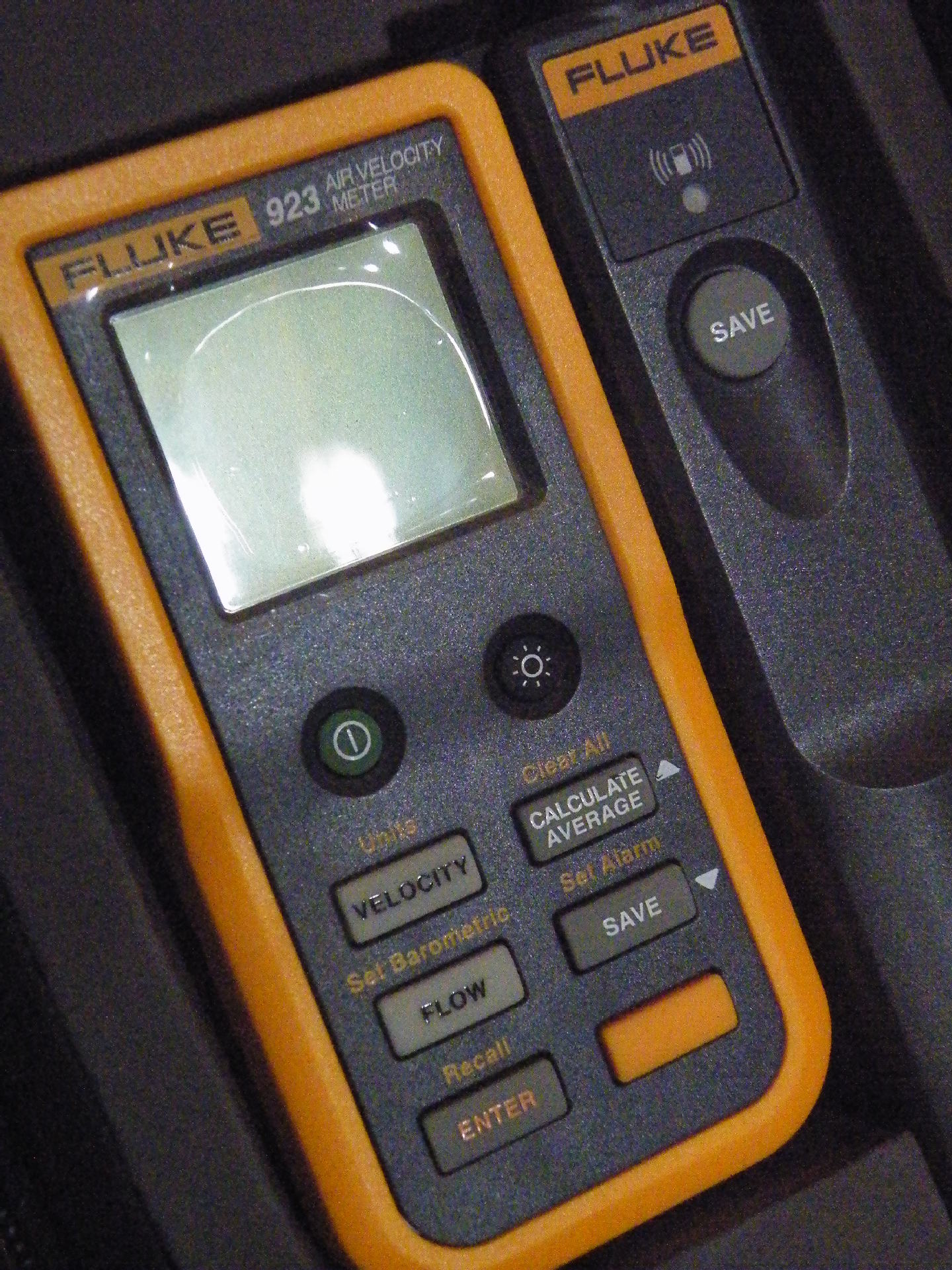 fluke 923 热线风速仪是一款可以分离显示屏的风速计,显示屏和传感器